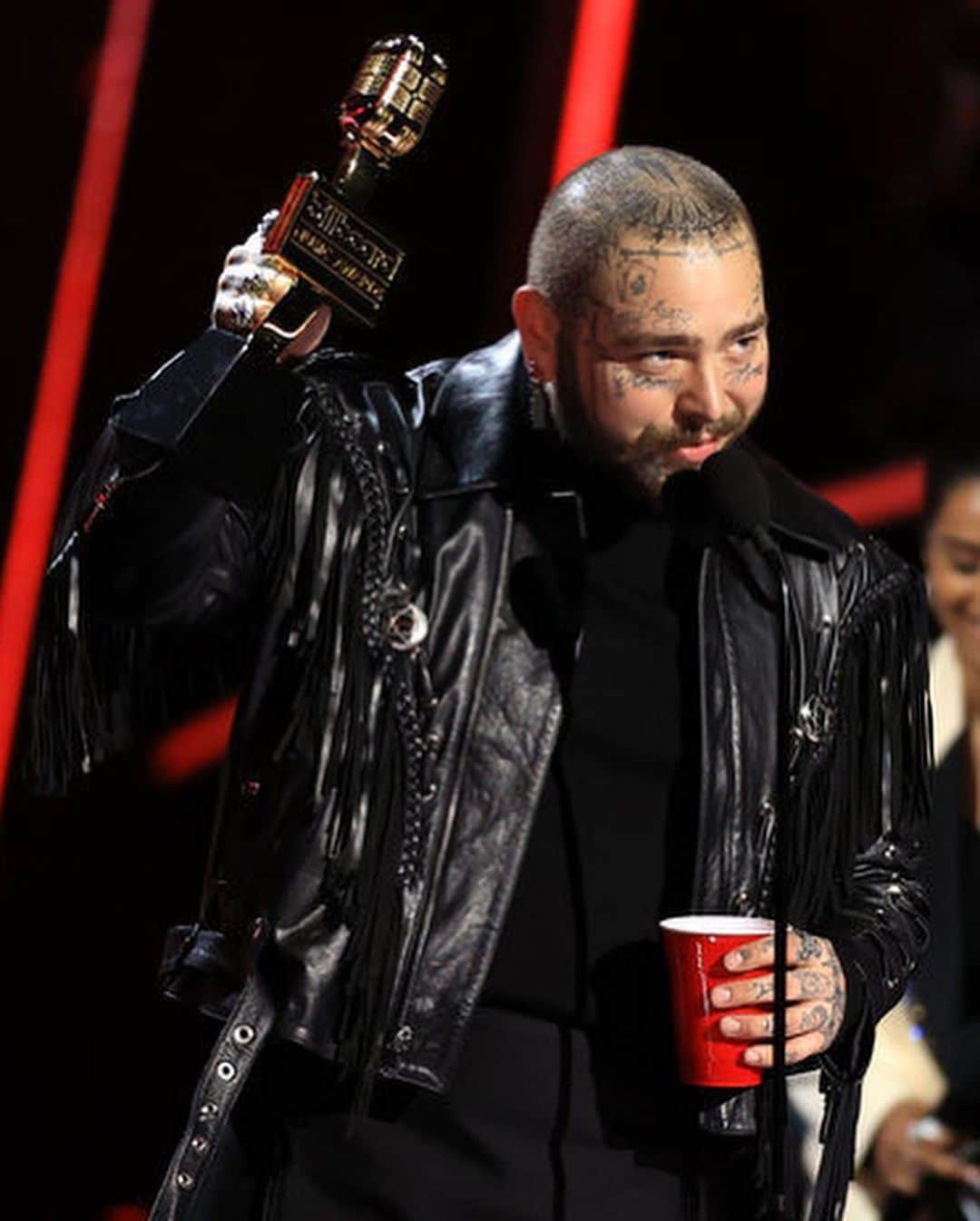 Just Jaredさんのインスタグラム写真 - (Just JaredInstagram)「Post Malone was the big winner of the night at the Billboard a Music Awards, taking home nine awards, including Top Artist. #PostMalone #BBMAs Photos: NBC」10月15日 13時03分 - justjared