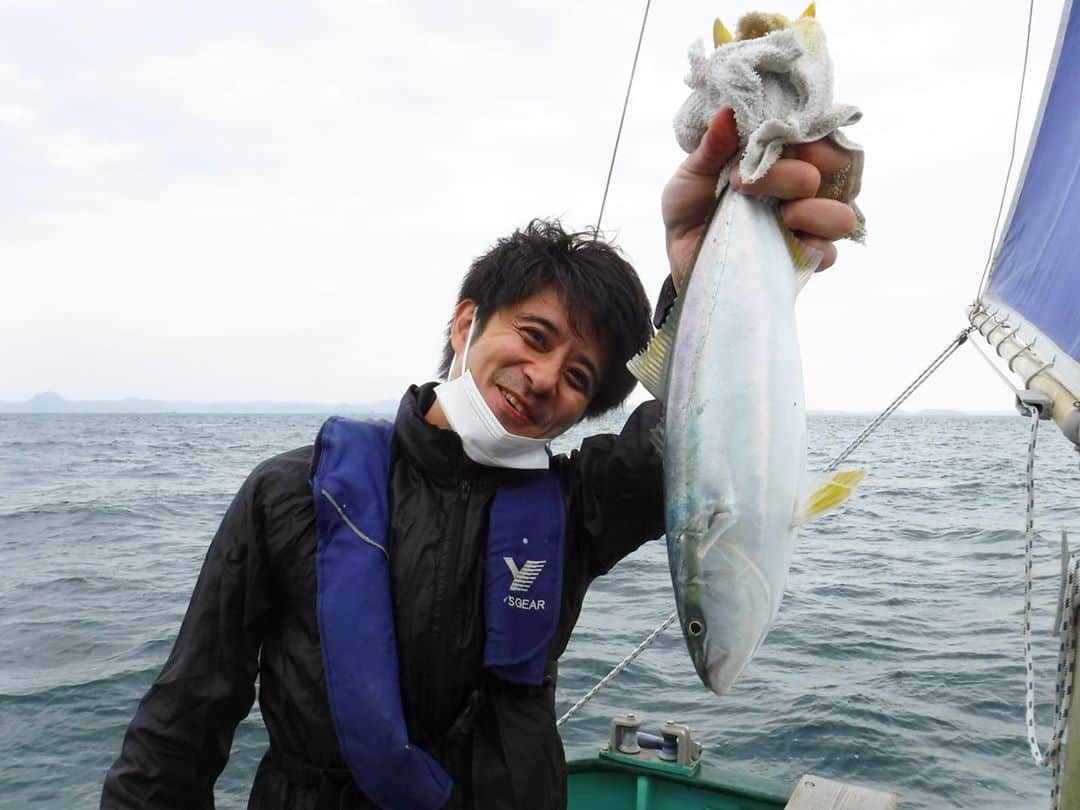 斉藤祥太のインスタグラム：「昨日はみんな仲良く釣りに行ってきたよ🎣 ワラサ狙いだったけどサイズ的にそこまで届かずイナダ。惜しい。😂 あとはサバのお祭り😂 #船釣り #おきあみ #ワラサ #イナダ #サバイバルダンス #85釣り部 #斉藤祥太」
