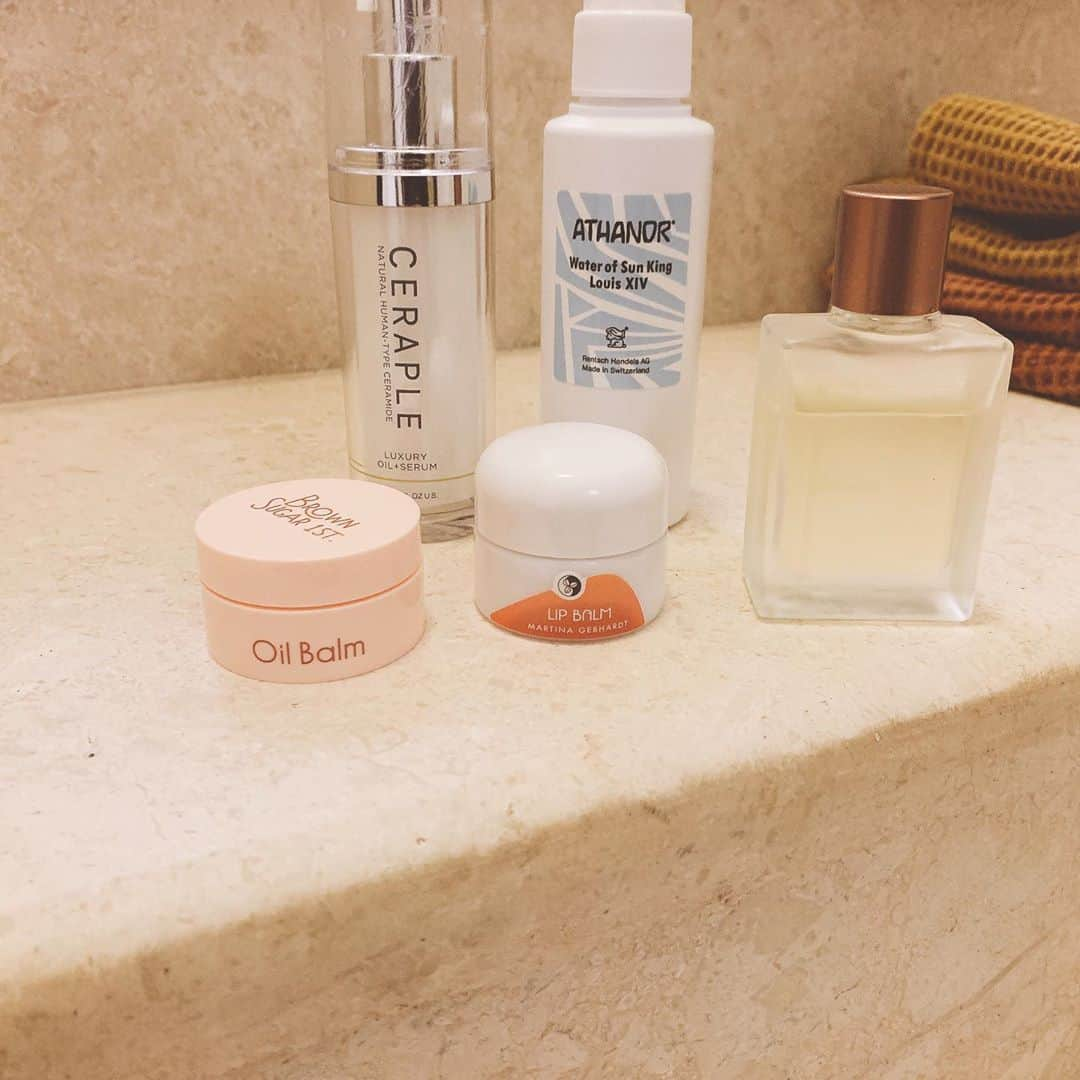 Ennaさんのインスタグラム写真 - (EnnaInstagram)「Pick up my favorite organic cosmetics for sensitive skin🌞 季節の変わり目やストレスを感じて肌が敏感になっている時のオーガニックコスメ5選🌿  左から順に  @bs1st のオイルバーム 乳液やクリームを塗って、10分経ったら肌に蓋をする役目として使っています。バリア機能低下している時でも、しみないので本当に万能。 お肌の先生として慕っている @cosmekitchen  トレーナーの下田さんから伝授してもらいました❤️  @ceraple のラグジュアリーオイルセラム  1年くらい前から使い始めて、もう何本目だろう？ 何度もこれ良いよ！ってお伝えしたくなるアイテムです。 水分と油分のバランスを整えてくれて、絶妙な保湿感が好きです。 重ねれば重ねるほど艶が生まれてくる❤️  @martina_organic リップバーム リップは、荒れないものの方が少ないのですがマルティナのリップバームはぷるぷるなくちびるに導いてくれます💋 敏感な人にとってもおススメ。 色はないのですが、蜂蜜色のバームで気持ち血色が良く見えるような気がします🍊  アタノール ルイ14世 スキンローション  万能すぎるローションです。殺菌作用があるので、ニキビや吹き出ものにはもちろん 火傷や日焼けしたあと、虫刺されにも使えて、 さらには喉が痛い時に口内にスプレーしても良いらしく(これは本国のみで伝えられているのかな？と思います。) お守りのように救急箱にいつも入れています💕 大好きな美人セラピスト@mika_matsuura から教えてもらいました❤️ 松浦さんのトリートメント受けたい🌿  @eudition  オイルセラム 毎朝シャワーを浴びたあと、まず一番につけるのがこのEuditionのオイル🌿 柑橘の香りを朝から嗅ぐのが好きなので儀式的な感覚で、五感で感じながらデコルテまで軽くマッサージしていきます。 これを付けておくと、その後の化粧水の浸透がすごく良くなり格段にお肌が柔らかくなるので手放せません。  鹿児島県の"岸良"という場所で採れる"辺塚だいだい" の捨てられてしまう部分を原料に作られているそうで 単に地産地消を掲げるだけではない、奥深いブランドのストーリーに魅力を感じながら使っています。  大好きなオーガニックコスメ達はいつでも使えるようにサウジアラビアにも、たっっくさん持ってきました🌿✨ ご紹介したいものがありすぎて まとまらないので 質問などがあればぜひ❤️  #Ennaのお気に入り #myorganiccosmetics  #ceraple #brownsugar1st #アタノール #eudition  #martina」10月15日 12時57分 - enna_81