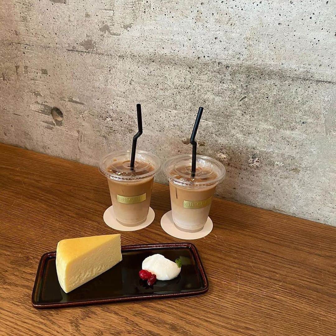 isutaさんのインスタグラム写真 - (isutaInstagram)「高級感のあるロゴにうっとり…♡﻿ 三軒茶屋の「Cafe Obscura」が気になります。﻿ ﻿ ﻿ こちらが東京都三軒茶屋にある「Cafe Obscura（カフェ オブスキュラ）」。﻿ ﻿ ﻿ コンクリート調のモダンな店内が、洗練されたとてもおしゃれなカフェです。﻿ ﻿ ﻿ コーヒー専門店なので、沢山の種類のコーヒーが並んでいるのだそう。﻿ ﻿ ﻿ こだわりの詰まった特製コーヒーは、贅沢気分を味わせてくれること間違いなし◎﻿ ﻿ ﻿ コーヒー好きの方は是非1度訪れたい場所です。﻿ ﻿ ﻿ 気になる方はぜひチェックしてみてください♩﻿ ﻿ ﻿ 【Cafe Obscura】﻿ 住所：東京都世田谷区三軒茶屋1-9-16﻿ 営業時間：11:00～21:00﻿ 定休日：水曜日﻿ ﻿ ﻿ photo by﻿ @ __nyachan95__﻿ @ jun____unun﻿ @ po_78p﻿ @ka_shiwa_gi1994﻿ @rabbit98a﻿ ﻿ ﻿ #isuta #イスタ #isutapic﻿ #isutacafe #カフェ巡り #おしゃれカフェ﻿ #cafestagram #カフェ #カフェ好き﻿ #お洒落な人と繋がりたい #喫茶店﻿ #カフェ好きな人と繋がりたい ﻿ #オブスキュラ #オブスキュラカフェ #三軒茶屋 ﻿ #三軒茶屋カフェ #cafeobscura #obscura ﻿ #東京カフェ #テイクアウト #コーヒー ﻿ #カフェラテ #coffee #専門店 #cafe ﻿ #lattea #世田谷カフェ #プリン」10月15日 12時57分 - isuta_jp