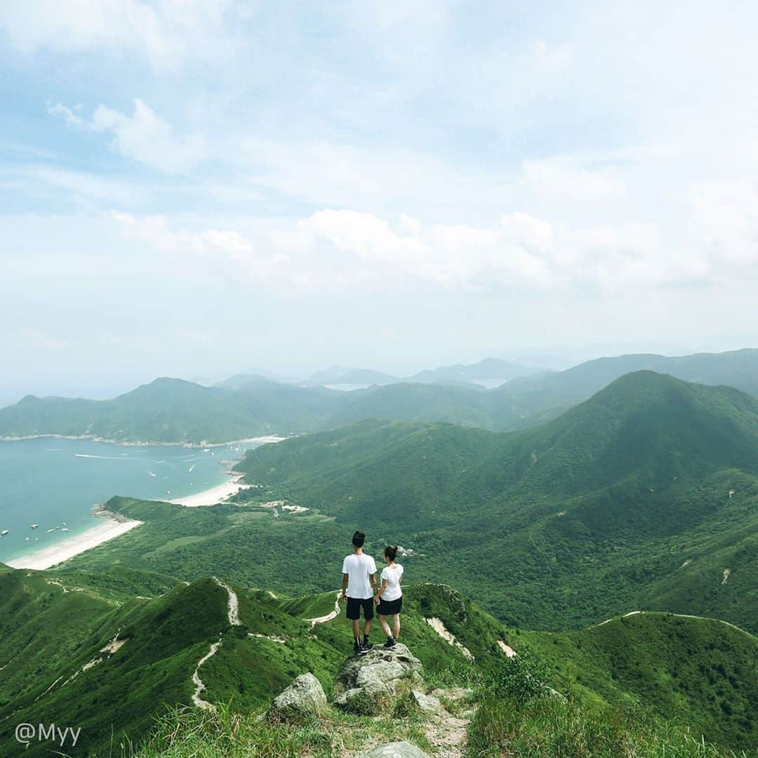 Discover Hong Kongさんのインスタグラム写真 - (Discover Hong KongInstagram)「Just 30 mins from the city - taking a walk on Hong Kong’s wild side.  暫別鬧市喧囂，去行山散散心，等眼前美景幫你洗滌心靈。  #DiscoverHongKong」10月15日 13時00分 - discoverhongkong