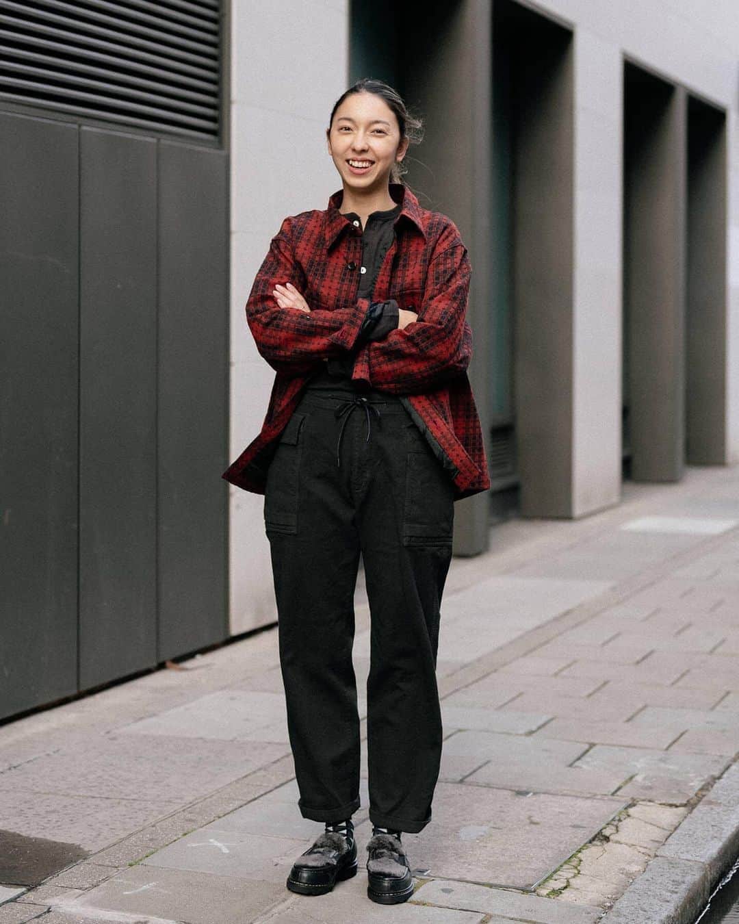 アヤメのインスタグラム：「Lovely Luice so stylish, look at her feet as well🇬🇧🧦❤️ ルーシー可愛い、この感じとても好き😘 #clutchcafelondon #ayamesocks取扱店 #ayamesocks #womaninmenswear #mensstyle #londonfashion #ayamepeople #スタイルのある人 #alwaysayame #靴下   @clutchcafelondon #Regram #Repost Luice wears the KUON Shirt Jacket in Red,  a blend of cotton and wool, the Shirt Jacket is the ideal transitional piece from late Summer into early Autumn. It works equally as well on its own as a shirt or as an over shirt for those cooler Autumnal days that lie ahead.  See more details online.」