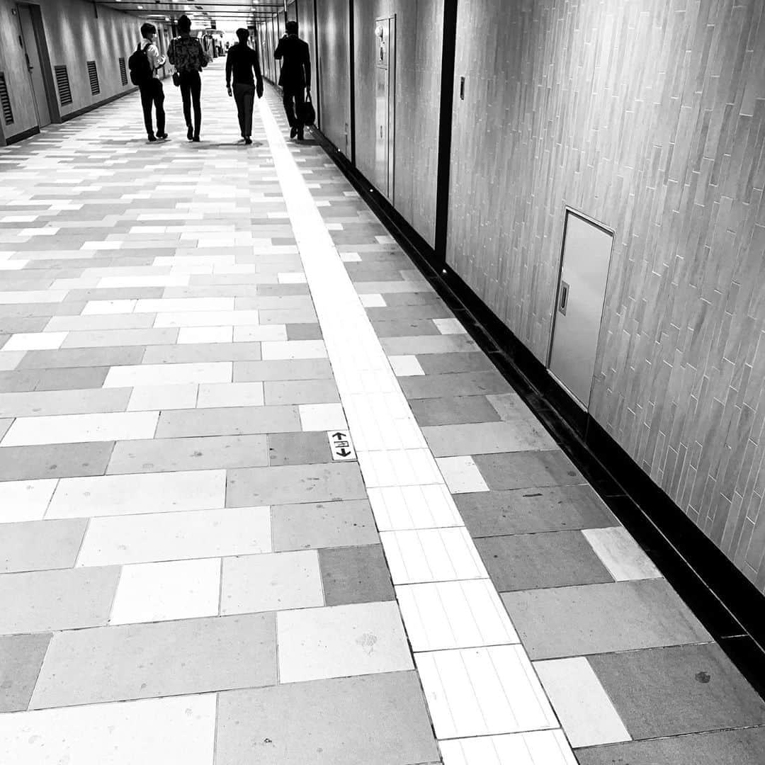 naotakeのインスタグラム：「地下道 - An underground passage / iPhone XR & Snapseed, 20201016 . . ご配慮に深謝。 . . #spicollective #royalsnappingartists #infamous_family #rsa_main #infinity_photo_cult #2_fineart #jp_gallery_member #jp_gallery_bnw #trb_bnw #wp_bnw  #bnw_life #bnwlife_member #bnw_life_shots #bnw_captures #world_bnw #top_bnw #team_jp_ #team_jp_モノクロ #ig_energy_bw #ig_nihon #streetphotographybnw #igersjp #blackandwhite #bnw #bnwphoto #monochrome #bw #bnwphotography #ShotOniPhone #shotoniphoneXR」