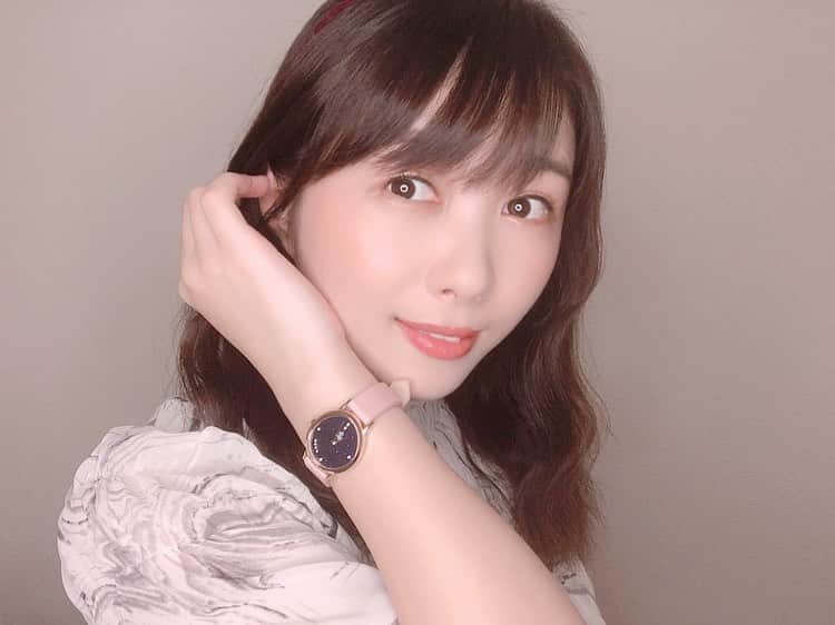 佐々木晴花さんのインスタグラム写真 - (佐々木晴花Instagram)「最近、 リアクレアさん「@liakulea_japan」の 星空をイメージした腕時計⌚️をつけています✨  ブランド名には、憧れや、幸せという意味が込められていて、この素敵な腕時計をつけていると、気持ちがとってもあがります💓  また、時計に合わせてラメ入りのスカートを履いたり、メイクもキラキラのアイシャドウをつけたりして、さらに乙女な気分～✨  Happyです☆。.:＊・゜  実は今なら、クーポンがありましてっ！！ 「haru2ja」の使用で10％OFFになるそうなので、良かったらぜひ使って下さい🥰🌼✨ ※本日より1年間有効です！  #腕時計 #liakulea #腕時計 #時計 #腕時計倶楽部 #手元倶楽部#リアクレア  ＊ ＊ 💎心変わりの相手は私にしてみない？💎 ＊ インスタ・Twitter・YouTubeチャンネル・TikTok・SHOWROOM・LINE LIVEは佐々木晴花で検索🔍 ＊ あなたのフォローお待ちしております🌷 ＊ ＊ 🟥YouTubeもアップ中🟥 #チャンネル登録お願いします ＊ 佐々木晴花で検索🤓又はプロフィール欄から✈️ ＊ ＊ ◾️佐々木晴花へのお問い合わせ✉️ セントラル株式会社所属 ＊ ○お仕事のご依頼 ⇨ work@centralltd.co.jp ＊ ○ファンレターやプレゼント🎁💌 ⇨ 〒151-0051 東京都渋谷区千駄ヶ谷2-33-8 YKビル2F・3F セントラル株式会社 佐々木晴花 宛 ＊ ＊ はるはるファミリー 大募集中 🏠 #佐々木晴花 ☀️🌻 （はるはる・ビールとホルモン好き）🍻🐷 #RIZINガール2020 #女優#アーティスト 💁‍♀️💃🎤 #ダンサー#ダンス講師 👯‍♀️ #グラビア#グラドル 👙🏖 #マシュマロボディ#谷間#ムチムチボディ#セクシー 💗 #ビール女子 #釣りガール 🎣🐠 #グルメ女子  #お洒落さんと繋がりたい  #レトロコーデ #総合格闘技  #RIZIN #RIZINFF #RIZINガール #japanesegirl #instagood」10月15日 18時30分 - haru2n.run