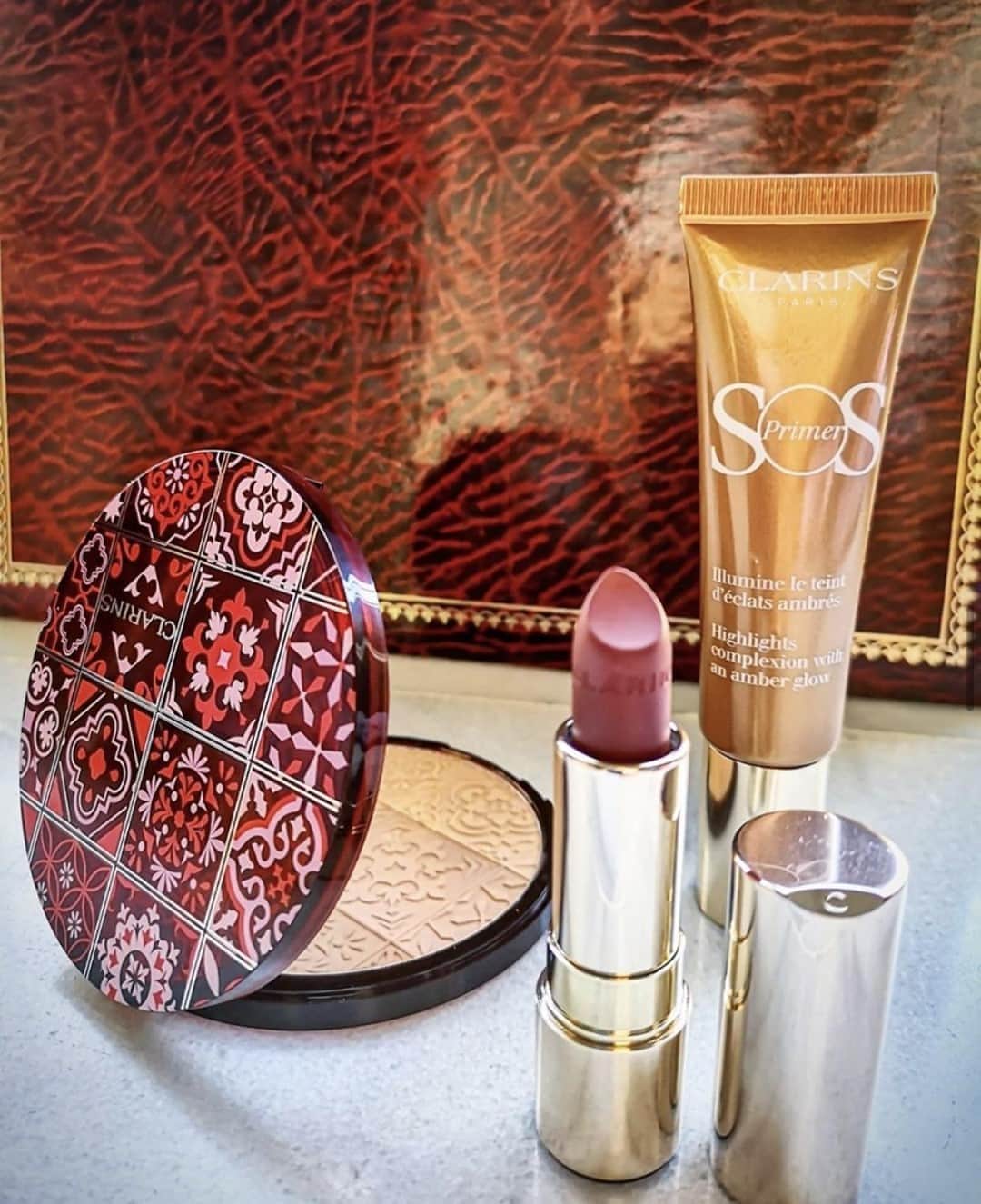 Clarins Australiaさんのインスタグラム写真 - (Clarins AustraliaInstagram)「Your summer makeup essentials have arrived: ⁣ ⁣ ☀️ Limited Edition Bronzing Compact – for a warm, sunkissed complexion⁣ 🐚 SOS Primer in Limited Edition Shade 09 Amber Pearls – to illuminate the complexion, whilst improving makeup hold⁣ 💋  Joli Rouge Velvet in 706V – a matte & moisturising long-wearing lipstick⁣ ⁣ 📸 Image via @tupersonalshopperviajero⁣ ⁣ #ClarinsAus #ClarinsMakeup」10月15日 18時30分 - clarinsanz