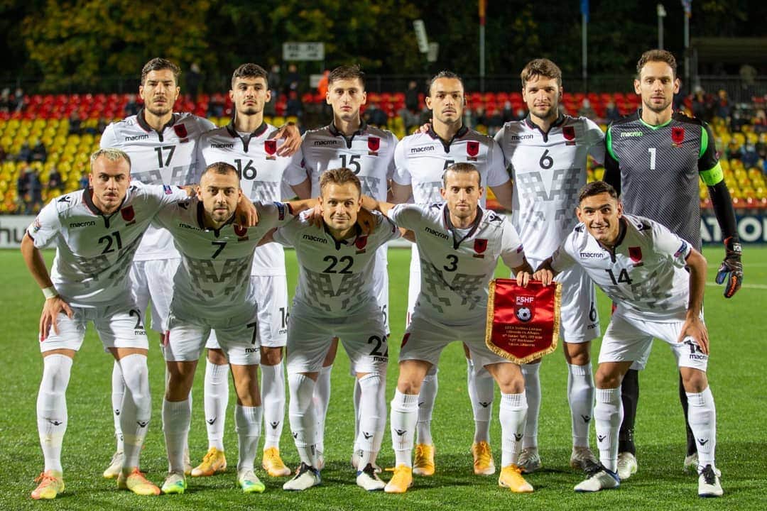 エトリト・ベリシャのインスタグラム：「Krenar me kete grup , ditet e mira do vijne perseri 🔴⚫」