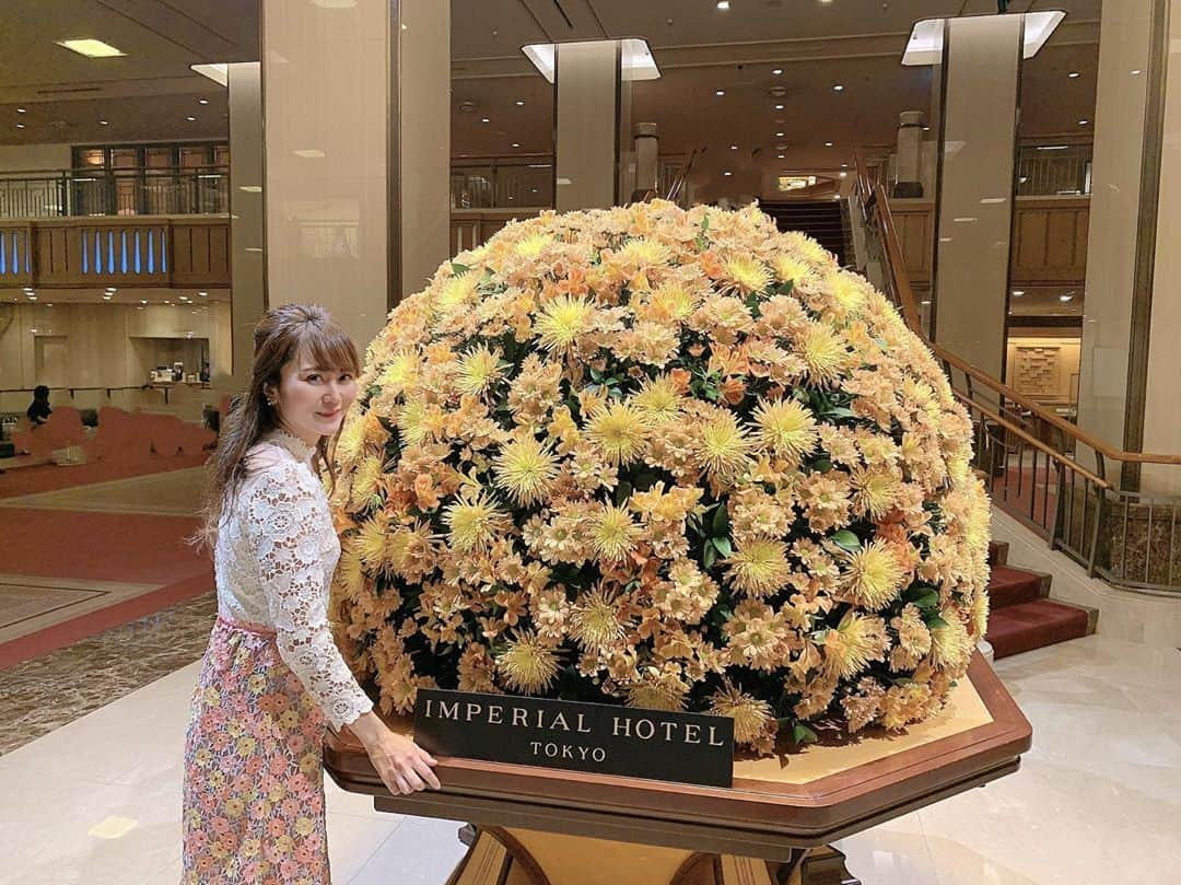 Miku Hirata 平田未来さんのインスタグラム写真 - (Miku Hirata 平田未来Instagram)「#imperialhotel (@imperialhotel_jp_official )🌼 お花たくさん✨  久しぶりにお出かけできました♡  楽しいことたくさんで 何からアップしようかな😊💐  ジュエリーの展示会を見てきました💎 キラキラの空間で🤩  私の緊張が子供にも伝わり👶 ドキドキでした💍  明日からもしばらく雨のようですが☔️ 傘対策もだいぶ慣れてきたので…🌂  行事も終わったことですし 少し羽を伸ばす予定です🐣🕊気持ちだけ🙄  Dress👗 #chesty @chesty_official   #帝国ホテル #帝国ホテル東京 #帝国ホテルロビー #帝国ホテルプラザ #帝国ホテルプラザ東京 #ジュエリーデザイン #ジュエリーショップ #ジュエリー展示会 #展示会ディスプレイ #子連れお出かけ #ママコーディネート #ワンピースコーディネート #チェスティコーデ #チェスティワンピース」10月15日 18時33分 - miku.hirata