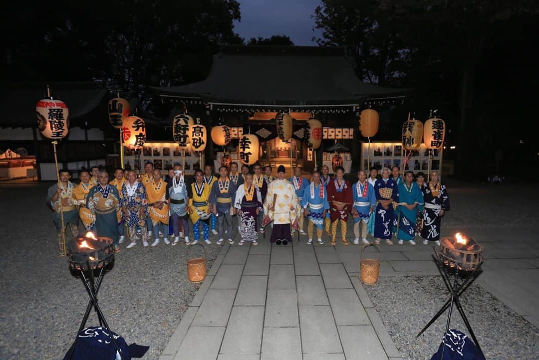 川越氷川神社さんのインスタグラム写真 - (川越氷川神社Instagram)「.  川越氷川祭礼中止奉告祭。 氏子区域山車保有町内代表が祭衣装に身を整え、今年の祭礼を見送る奉告をしました。高張提灯を掲げての参列をお願いしたのは初めてでしたが、とても壮観な光景でした。  #川越氷川神社  #川越 #越えていこう川越  #川越氷川祭  #kawagoe」10月15日 13時12分 - kawagoe_hikawa