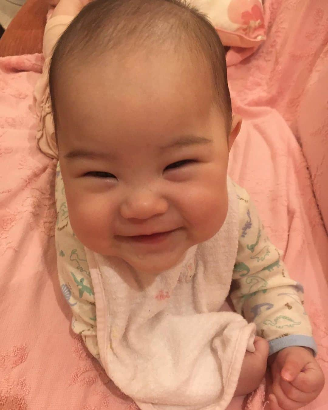 上原さくらのインスタグラム：「男の子顔だけど娘です。 #baby #babygirl #赤ちゃん #あかちゃんのいる生活 #男顔 #親バカ部 #愛娘 #可愛い #健康優良児 #元気」