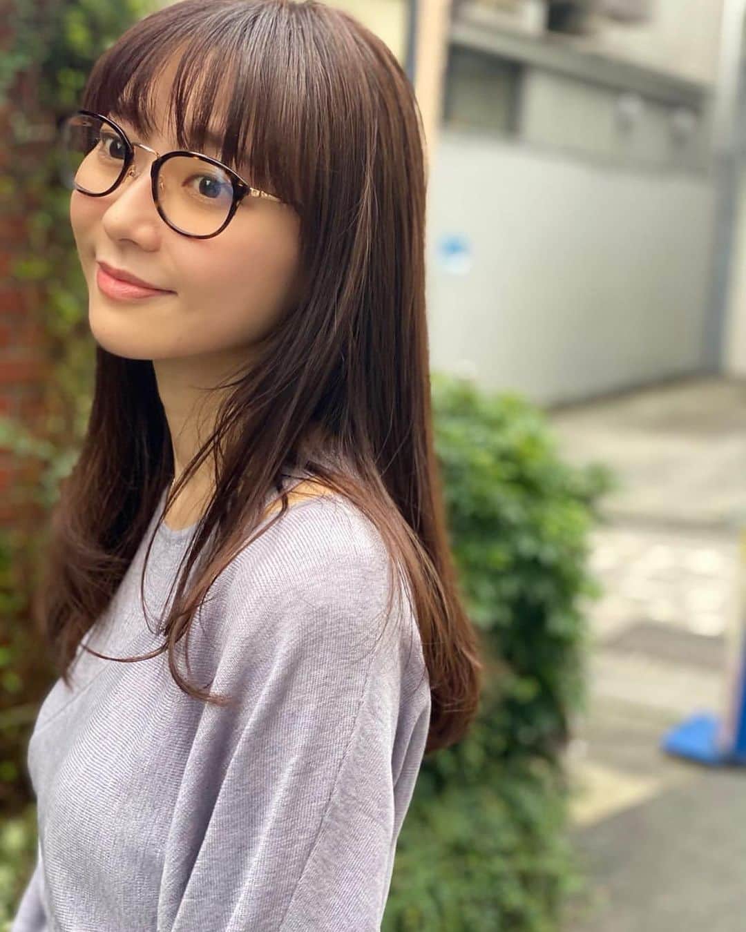 葉月祥子のインスタグラム：「﻿ 質問のDMが来てたので♪﻿ ﻿ ﻿ メガネ👓は @victorandrolf で、﻿ ワンピは @snidel_official の今秋のものです♪リラックスして着やすいのでお気に入りです🧚‍♂️🥰﻿ ﻿ ﻿ ﻿ DMなかなか返せないので、ハートだけはつけてます⭐️  コメントはお返しできるので、またちょこちょこお返ししますね♪﻿ ﻿  いつもありがとうございます♪🥰  ﻿ ﻿ それでは今日も一日、新曲の制作です！﻿ ﻿ ﻿ ﻿ 頑張ってきまーす！！🧚🏻✨﻿ ﻿ ﻿ #fashion #私服 #私服コーデ #👓 #👗 ﻿  #victorandrolf #ビクターアンドロルフ #eyeware ﻿ #snidel #aw2020 #onepiece #relax」