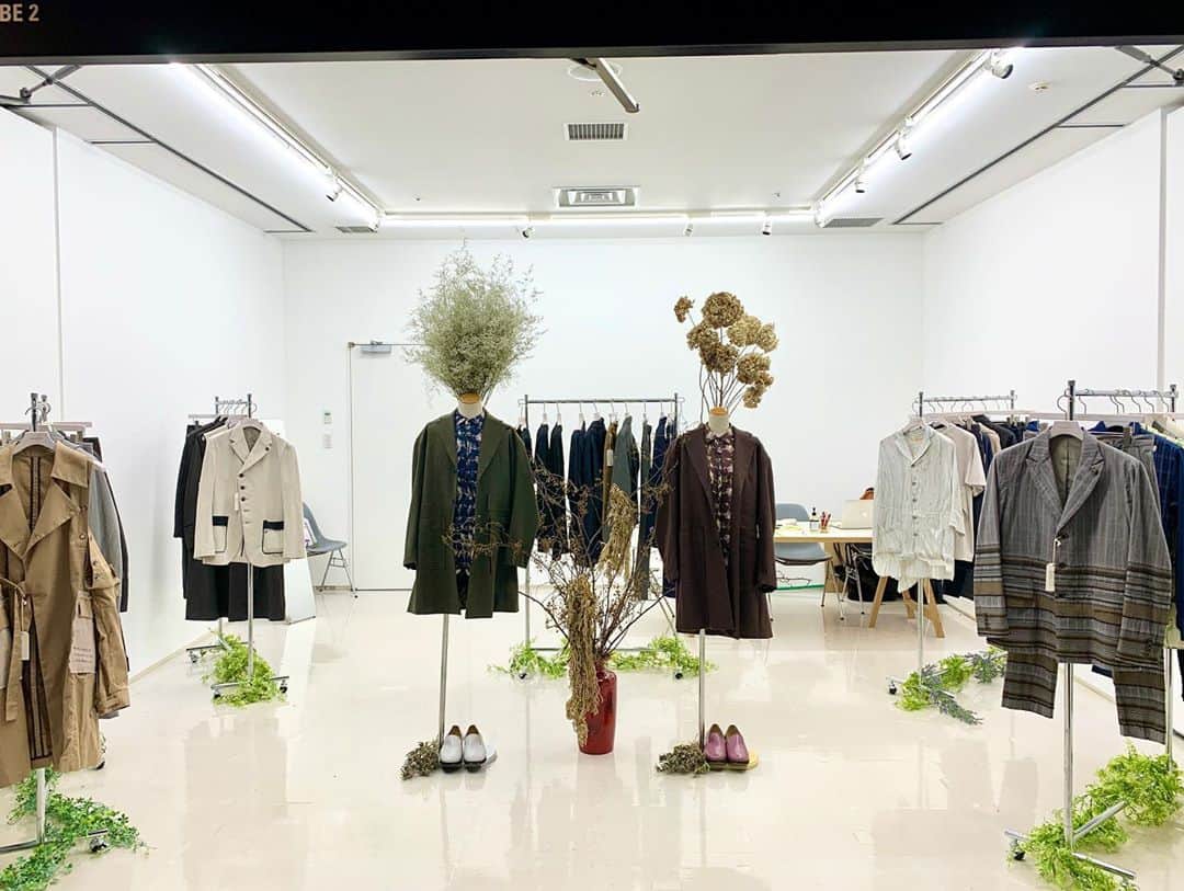 メアグラーティアのインスタグラム：「ファッションウィーク期間中の渋谷ヒカリエ8F CUBE にてmeagratia 展示受注会を開催しております。 一般の方もご入場可能です。 限定アイテムもご用意しております。  10月15日(木) 12:00～20:00 10月16日(金) 11:00～20:00 10月17日(土) 11:00～19:00  #meagratia」