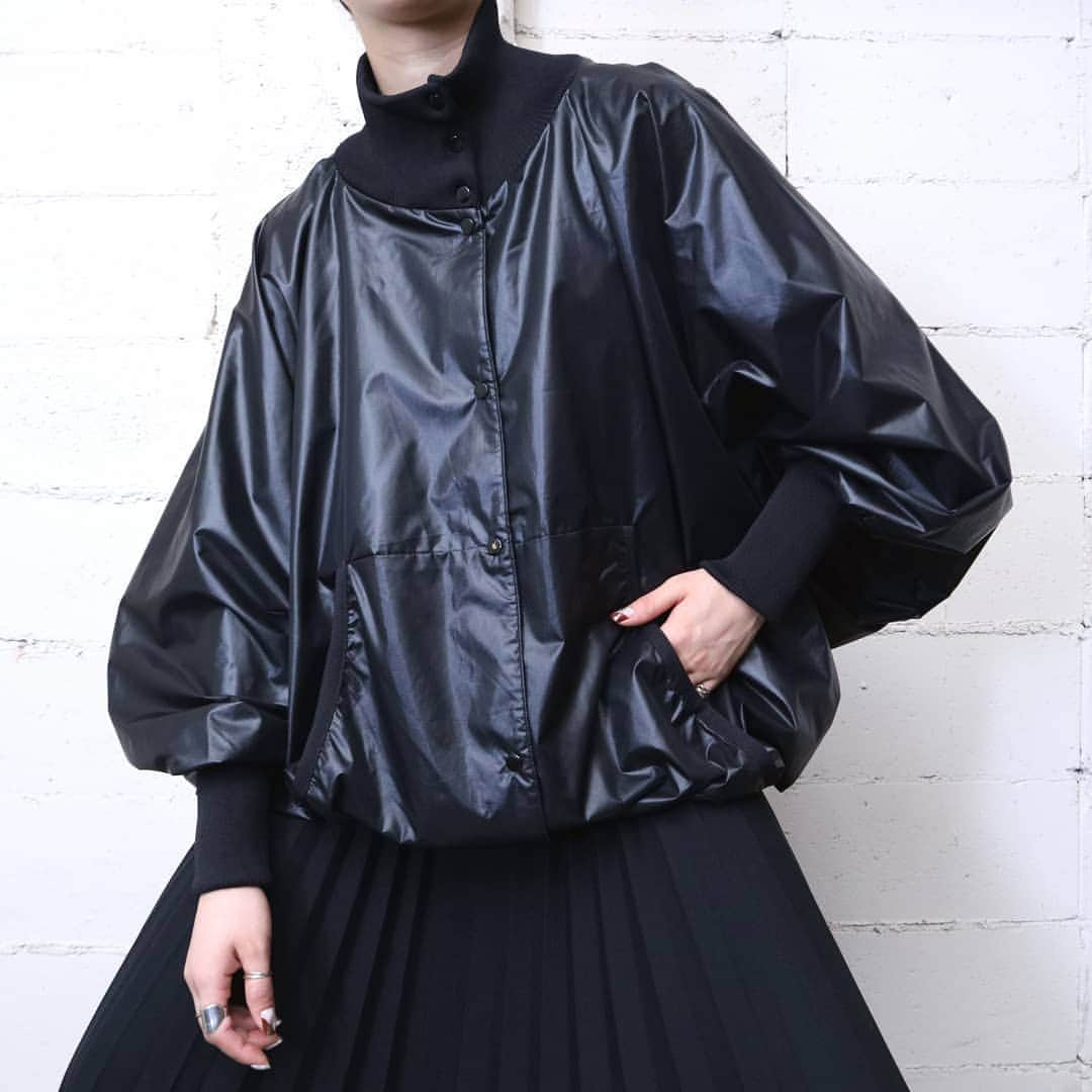 のインスタグラム：「Dolman Sleeve Blouson  #orfeo #kichijoji #tokyo #vintage #used #fashion #coordinate #outfit  お問い合わせはインスタグラムのプロフィール掲載のメールアドレスにお願いいたします。コメント、DMでのお問い合わせは受け付けておりませんのでご了承ください。 ONLINE SHOPの商品も店頭にてご購入頂けます。気になる商品がございましたらスタッフにお声掛けください。  新型コロナウィルス感染拡大防止策を徹底した上で営業をしております。マスクの着用、入店時にアルコールでの消毒をお願いいたします。」