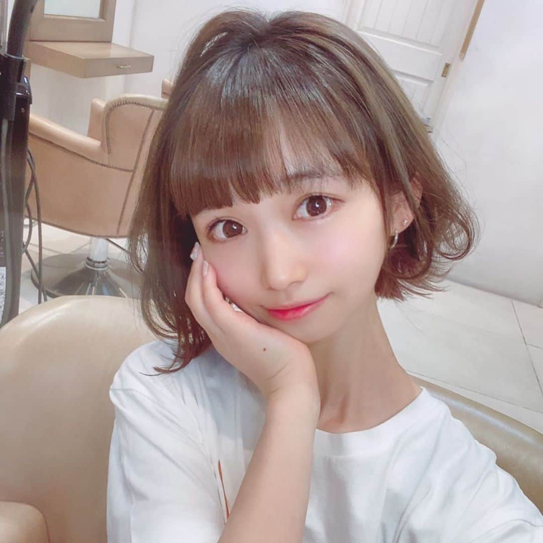 木内くるみさんのインスタグラム写真 - (木内くるみInstagram)「髪の毛暗めじゃん、いやどんだけ小顔に見せたいねんってくらいに顔に手当ててる。笑 暗めより明るめのが似合ってない？どっち好き？まぁブリーチもちべなんだけど() #昔の写真 #zacc #サロモ#巻き髪#ヘアアレ#ヘアーアレンジ #ヘアースタイル #美容室#表参道#表参道美容室#サロモ募集#サロモ募集中 #サロモ希望 #アイドル#アイドルオーディション#アイドルオーディション参加中 #駆け出しの飛行少女 #ショート#しょーとぼぶ #ボブ#ボブアレンジ#暗めカラー #hairstyle #ゆるふわ巻き #ゆるふわボブ #ゆるふわアレンジ #ゆるふわ#アラサー#アラサー女子」10月15日 13時14分 - kurumi_kiuchi