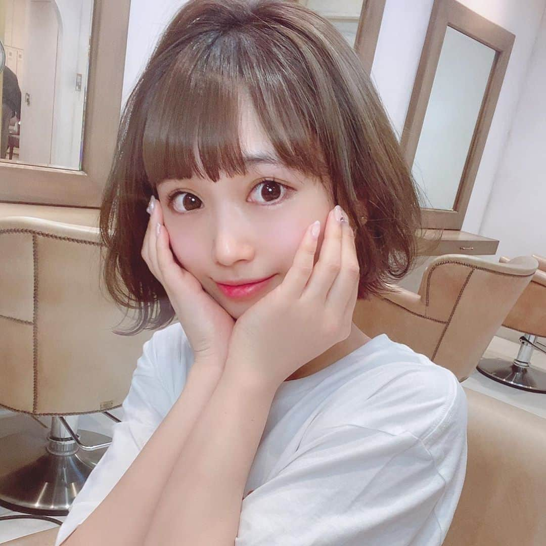 木内くるみさんのインスタグラム写真 - (木内くるみInstagram)「髪の毛暗めじゃん、いやどんだけ小顔に見せたいねんってくらいに顔に手当ててる。笑 暗めより明るめのが似合ってない？どっち好き？まぁブリーチもちべなんだけど() #昔の写真 #zacc #サロモ#巻き髪#ヘアアレ#ヘアーアレンジ #ヘアースタイル #美容室#表参道#表参道美容室#サロモ募集#サロモ募集中 #サロモ希望 #アイドル#アイドルオーディション#アイドルオーディション参加中 #駆け出しの飛行少女 #ショート#しょーとぼぶ #ボブ#ボブアレンジ#暗めカラー #hairstyle #ゆるふわ巻き #ゆるふわボブ #ゆるふわアレンジ #ゆるふわ#アラサー#アラサー女子」10月15日 13時14分 - kurumi_kiuchi