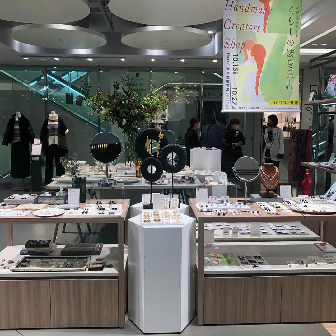 のインスタグラム：「本日よりスタートいたしました タピエスタイルの 「くらしの装身具店」 ３０日までの限定ショップですので お見逃しなく  全国から珍しいクラフト キャンドル 陶器 アクセサリー ショール クッションを 取り揃えました。  くらしの装身具店 会期：2020年10月15日（木）～10月27日（火） 時間：10:00〜20:00 場所：ジェイアール京都伊勢丹 5F スタンダード&モダンSPOT」