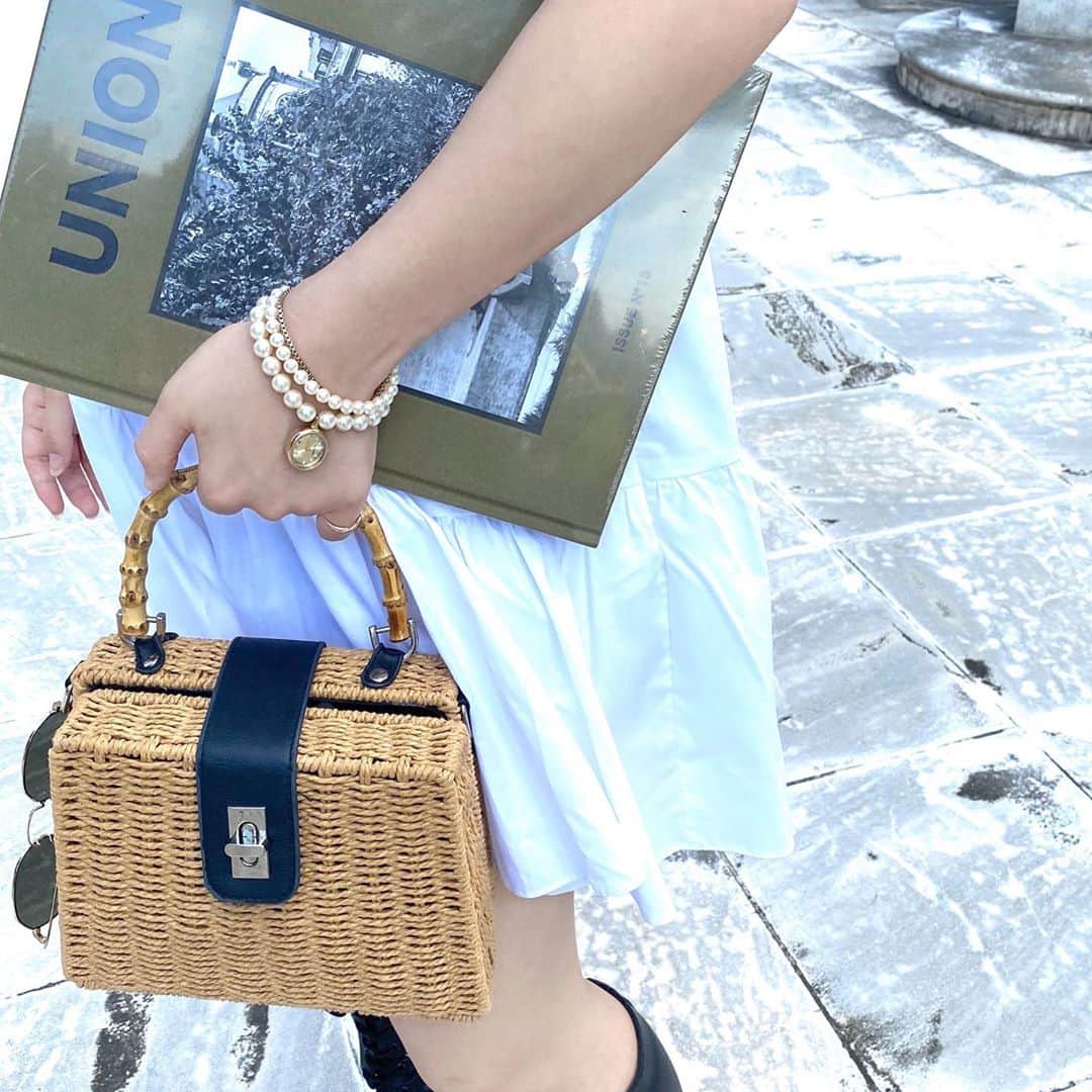 のインスタグラム：「ブレスレットとしても 腕時計としてもカワイイ✨  お上品な感じも可愛らしい感じも あるので着用しやすいと思います！🖤  手だけではなく バッグに付けて チャームにしてもOK！！！  #腕時計 #アクセサリー#ジュエリー#カフェ#東京カフェ#ホワイトコーデ#パールアクセサリー #パール#美術館#オシャレ#恵比寿カフェ   #faceaward_jp #デコウォッチ #キラキラ時計 #恵比寿時計 #instaluxury #luxury#faceaward#フェイスアワード #swarovski #zirconia#腕時計#watch #watches #fashion #fashionwatch #jewelr#accessory #accessories #ファッション#ファッションウォッチ#ジュエリー#アクセサリー」
