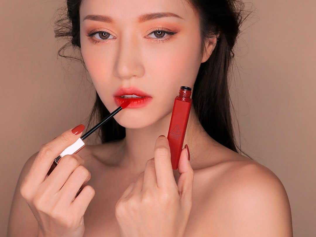3CE Official Instagramさんのインスタグラム写真 - (3CE Official InstagramInstagram)「기분 전환을 위한 오늘의 #레드립_2 3CE CLOUD LIP TINT #MACARON_RED 구름처럼 폭신한 텍스처가 베일을 씌운 듯 블러링 되어 자연스러운 스머징 립 메이크업을 완성 시켜주는 립 틴트💋 리얼 레드로 실패 없는 립 컬러의 마침표를 찍어줄 #MACARON_RED 컬러🍓 - This lip tint naturally smudges out upon application with a fluffy cloud-like formula for perfectly blurred lips💋 A classic red for fuss-free lip makeup by #MACARON_RED color🍓 #3CE #3CECLOUDLIPTINT」10月15日 13時29分 - 3ce_official