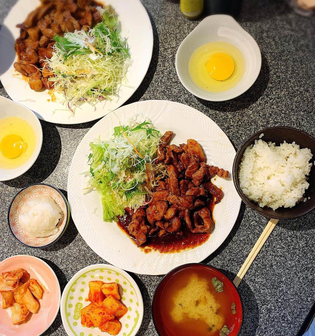 MAKIさんのインスタグラム写真 - (MAKIInstagram)「@mokkosuprimo   すごく大人気のもっこすさん❤️  味噌ベースにトマト、玉ねぎ、唐辛子、胡椒などを加えたスパイシーな ソースで ご飯がすすむーーーー🍚  ごはん、キムチ、卵、大根おろし、味噌汁も 食べ放題やって❣️  止まらなくなる、あぶないやつや、、、  #もっこすprimo #大阪トンテキ #北新地ランチ #北新地グルメ #トンテキ定食 #pr #トリドリベース」10月15日 13時29分 - makiron0803