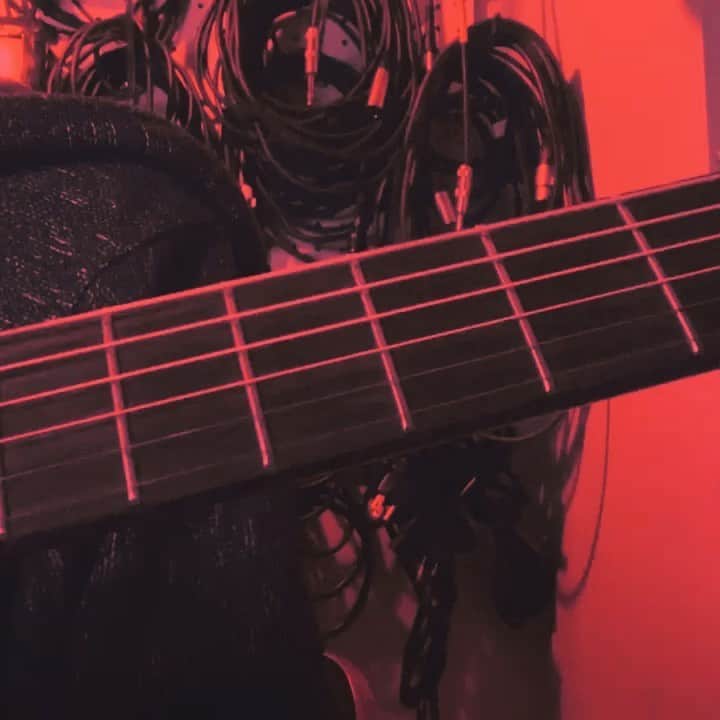 カーキ・キングのインスタグラム：「Learning a new tune by @guitar.yaz and trying to remember how to play guitar period. She is a pristine composer and player and you should be listening to her at every possible moment.」