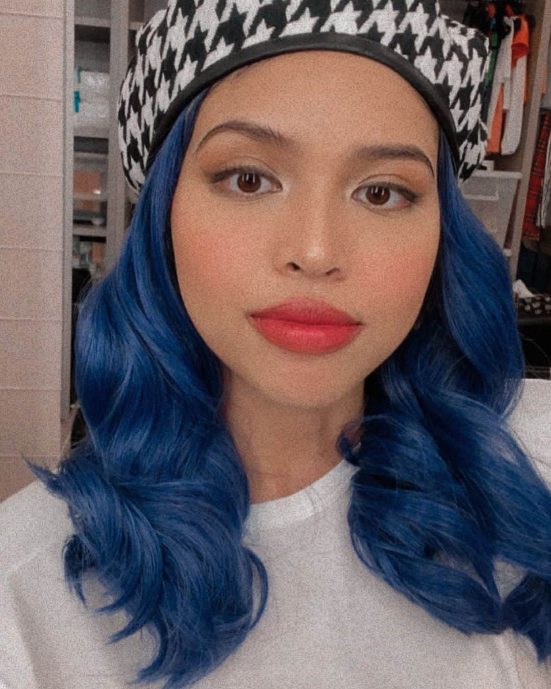 メイン・メンドーサのインスタグラム：「blue hair, don’t care 💙 #notfilter lol」