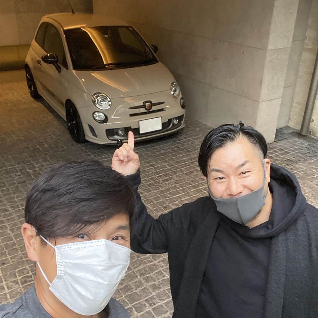 のインスタグラム：「後輩でんのアバルト595コンペティツィオーネを奪った(笑)  これがただのアバルトじゃなかった！スーパーGTでお馴染みapr Racingがチューニングしたコンペティツィオーネだった！  エキゾーストノート、俊敏性、たまらないわ。アイドリング音もやばいけど、2500rpmからの加速と排気音が危険(笑) たまらないうるささ(笑) しかし、apr Racingのチップ？ECU？が効いてるな。 ノーマルの速さじゃない。  もう一つ感動するのは、ノーマルのアバルト595コンペティツィオーネより断然乗り心地がいい。 足回りのチューニング、脱帽です。 これなら奥さんも嫌わないかと。  今夜の会食は、ごめんなさいした。アバルト595コンペティツィオーネ with apr Racing、 首都高入りさせます。  ベルルッティのリュックに、PTトリノに、ベルルッティのスリッポン。 腕時計は、やっぱモナコだろ。  仕事が忙しい。仕事が楽しいけど、アバルト595コンペティツィオーネ with apr Racingは もっと楽しい(笑) 休みたいわあ(笑)  でん、2ヶ月貸しておけ。 いいこといっぱいあるよ(笑)  #apr  #aprracing  #abarth  #berluti  #tagheuer  #monaco  #pt  #tagheuermonaco  #wadishowroom  #togacci  #hirokunitoga  #トガッチ  #トガブロ  #ベルルッティ  #アバルト595コンペティツィオーネ  #タグホイヤー  #タグホイヤーモナコ  #ワディショールーム」