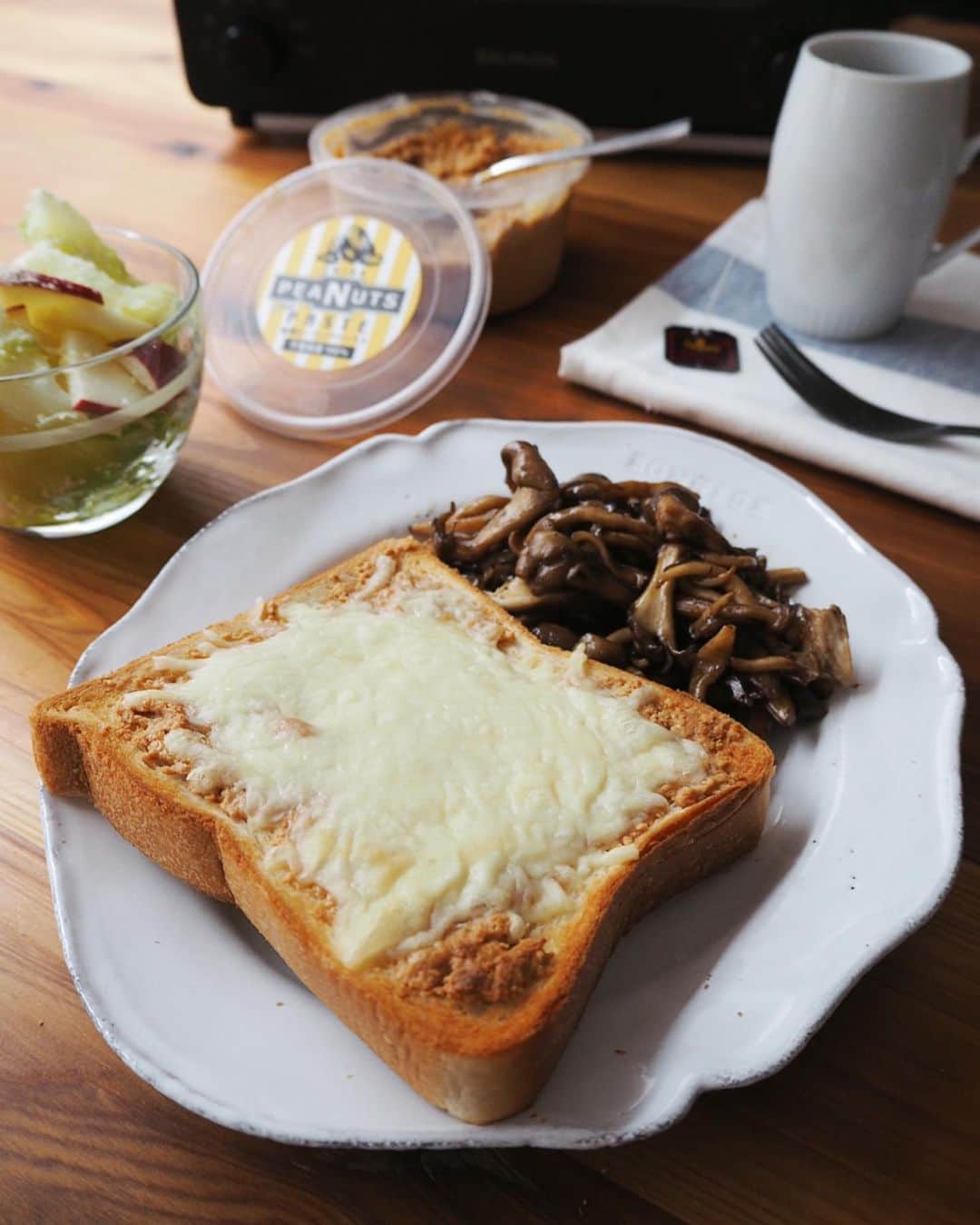 吉野千穂さんのインスタグラム写真 - (吉野千穂Instagram)「千穂飯🌿今日の朝ごはん  ・ピーナッツチーズトースト ・きのこのバルサミコソテー ・りんごとレタスのサラダ  先日、千葉の道の駅で念願のピーナッツペーストを ゲットしました☺️🥜✨  千葉県産のピーナッツをその場でペーストにして購入できます！(4枚目の動画) 無添加はもちろん砂糖も入っていないピーナッツだけのペースト🥜  今朝は食パンに塗ってチーズをのせて焼きました☺️ 料理にも使えそうでこれから楽しみ♪ * * #ピーナッツ#ピーナッツペースト#ピーナッツバター#チーズトースト#ピーナッツチーズトースト#簡単レシピ#作り置き#作り置きレシピ#常備菜#千穂飯#管理栄養士ごはん#管理栄養士#吉野千穂#おうちごはん#毎日ごはん#朝ごはん#お昼ごはん#晩ごはん#今日のごはん#おうち居酒屋#おつまみ#おつまみレシピ#フードスタイリスト」10月15日 13時27分 - chiho_yoshino