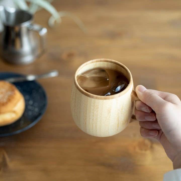 FABIAさんのインスタグラム写真 - (FABIAInstagram)「くつろぎのひと時をプレゼント。木製のカップと過ごすティータイム - - - - - - - - - - - - - - - - ★スタッフのおすすめ商品  人への贈り物って、どう選ぶか悩みますよね。 一般的なものだと被ってしまいそうだし、 かといって変わったものだと好みに左右されてしまいます。  使ってもらいやすいけれど、他の人と被りたくない。 そんなときには、「RIVERET（リベレット）」の 天然の竹で作られたカップを選んでみませんか？  カップにはティーカップとカフェオレマグの2種類が。  ソーサーとセットになったティーカップは クラシカルな見た目の大人の方向け。 可愛すぎないデザインは性別も問いません。  カフェオレマグはコロンとしたフォルムが魅力。 変わった持ち手の形は手で持った時になじむように 計算されているから、中身をたっぷりいれても大丈夫♪  普通のカップと変わらない使い心地なのに、 おしゃれな見た目でティータイムを ちょっと特別な時間に変えてくれるんです。  いつもおしゃれなあの人に。 なんでも持っていそうなあの人に。 一風変わったギフトとして、贈ってみませんか？ - - - - - - - - - - - - - - - - ◆もっと商品について知りたい方は写真をタップ！  #riveret #リヴェレット #竹 #天然素材 #木の食器 #木の器 #木のうつわ #うつわ #ティーカップ #ソーサ― #カップソーサー #グラス #おうち時間 #northmall #ノースモール #mymotto #マイモットー #ottojapan #fabia #ファビア #ライフスタイル #大人世代 #暮らしを楽しむ #日々の暮らしを楽しむ #丁寧なくらし #暮らしの道具 #シンプルライフ」10月15日 13時30分 - northmall_com