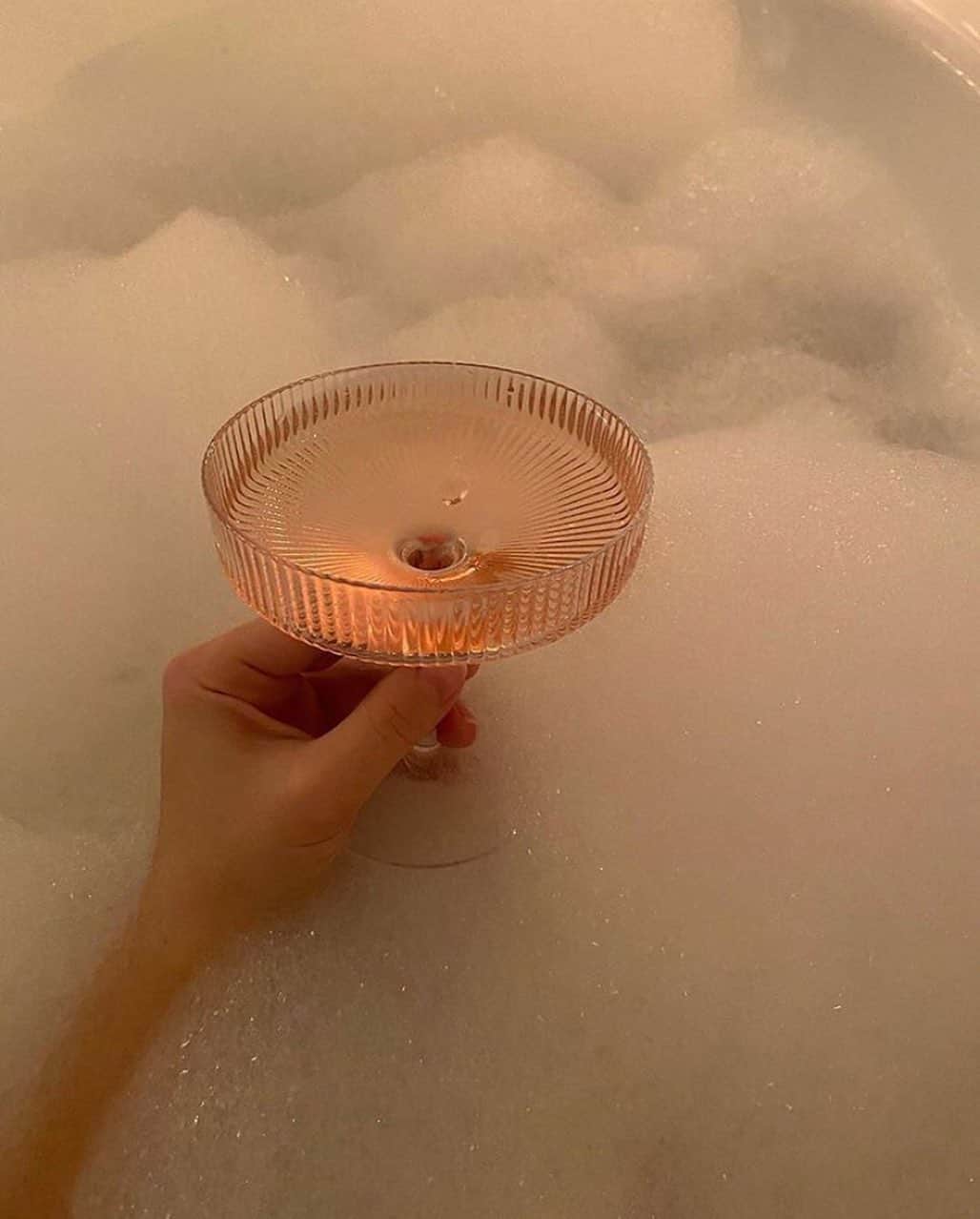 FRENCH GIRLさんのインスタグラム写真 - (FRENCH GIRLInstagram)「#WellnessWednesday and #WineWednesday seem to go effortlessly hand-in-hand. Cheers to self-care, rosé, and the quickly-approaching weekend!🥂🛁  Photo by @svetlanasmakhtina ✨」10月15日 13時33分 - frenchgirlorganics