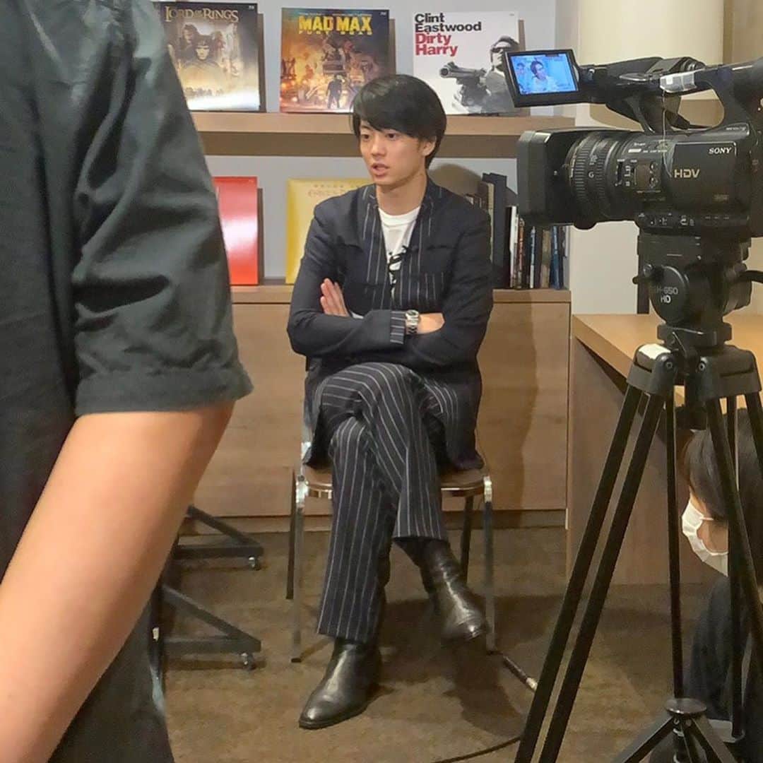 伊藤健太郎のインスタグラム：「明日10月16日、下記番組に出演いたします📺 どの番組もぜひ！ご覧ください👀  19:00～ CX「坂上どうぶつ王国」https://www.fujitv.co.jp/sakagamidoubutsu/  19:56～ NTV「沸騰ワード10」https://www.ntv.co.jp/futto/  24:59～ NTV「バズリズム02」https://www.ntv.co.jp/buzzrhythm/」