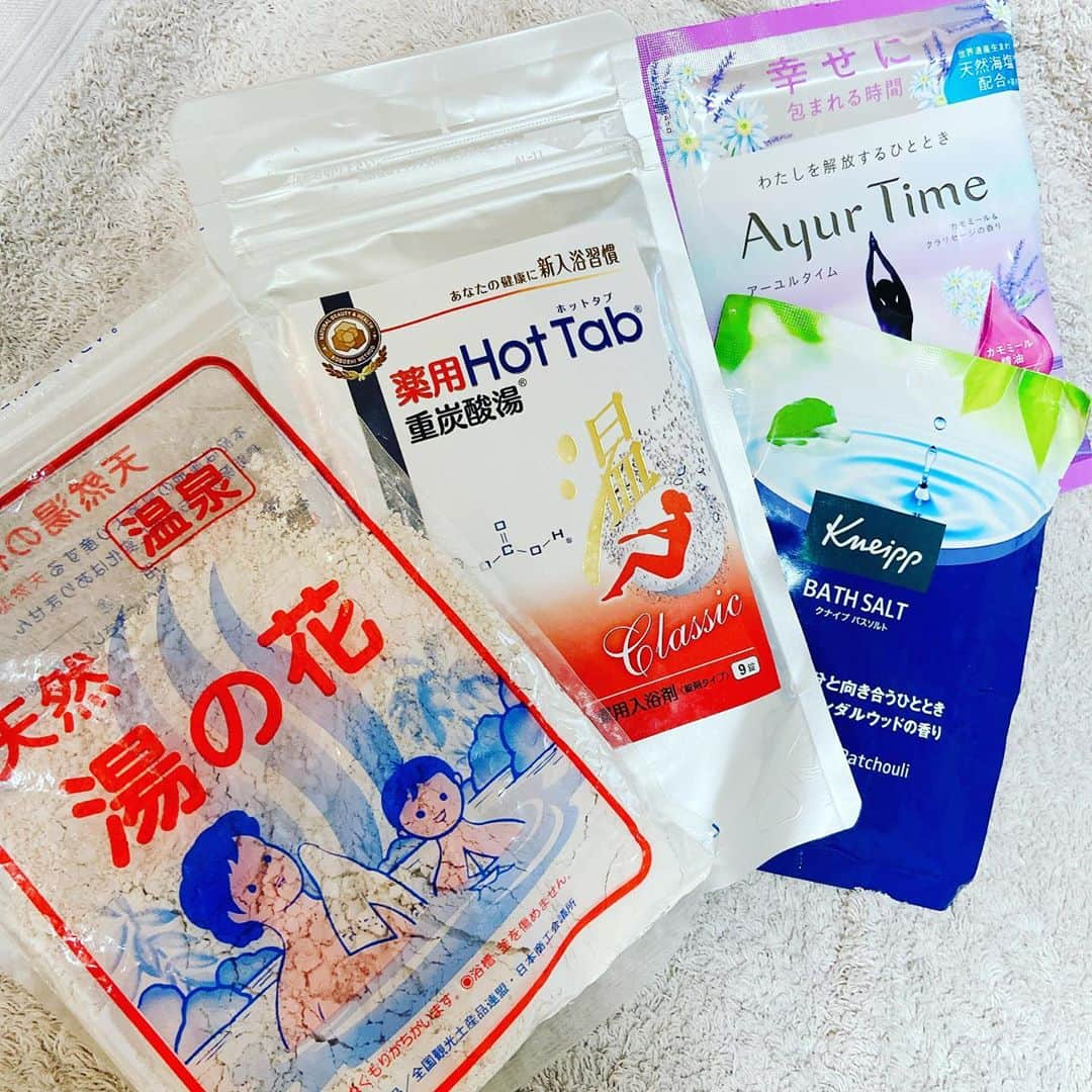 上田祥子さんのインスタグラム写真 - (上田祥子Instagram)「肌寒い、秋らしい今日この頃。バスタイムは楽しみなひと時ですね。最近はこんな入浴剤使っています。ポカポカ温まりながら、癒されてます♨️ #入浴剤　#バスタイム　#天然湯の花　#薬用ホットタブ重炭酸湯 #アーユルタイム　#クナイプバスソルト」10月15日 13時42分 - uedasachikoinsta