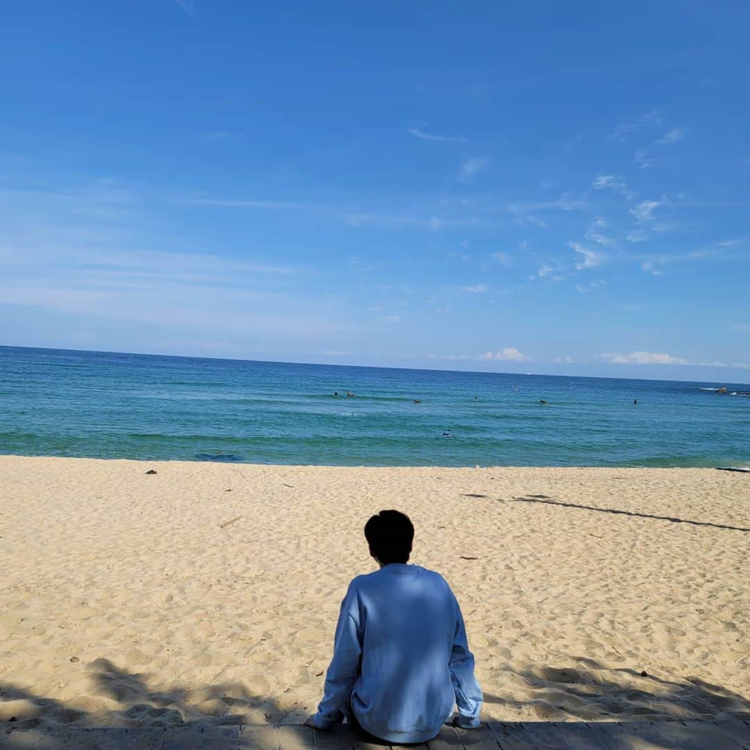 スヒョンさんのインスタグラム写真 - (スヒョンInstagram)「바다 이쁘다요. 오늘 촬영 화이팅 합니다 🤗 외로운 뒷모습 키스미가 보고싶어요」10月15日 13時44分 - shinsoohyun89