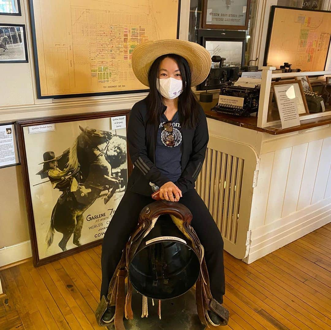 上原彩子のインスタグラム：「Cowgirl 🙌 @fortworthstockyards  How do I look?   #texas #fortworth #fortworthstockyards #cowboy #cowgirl」