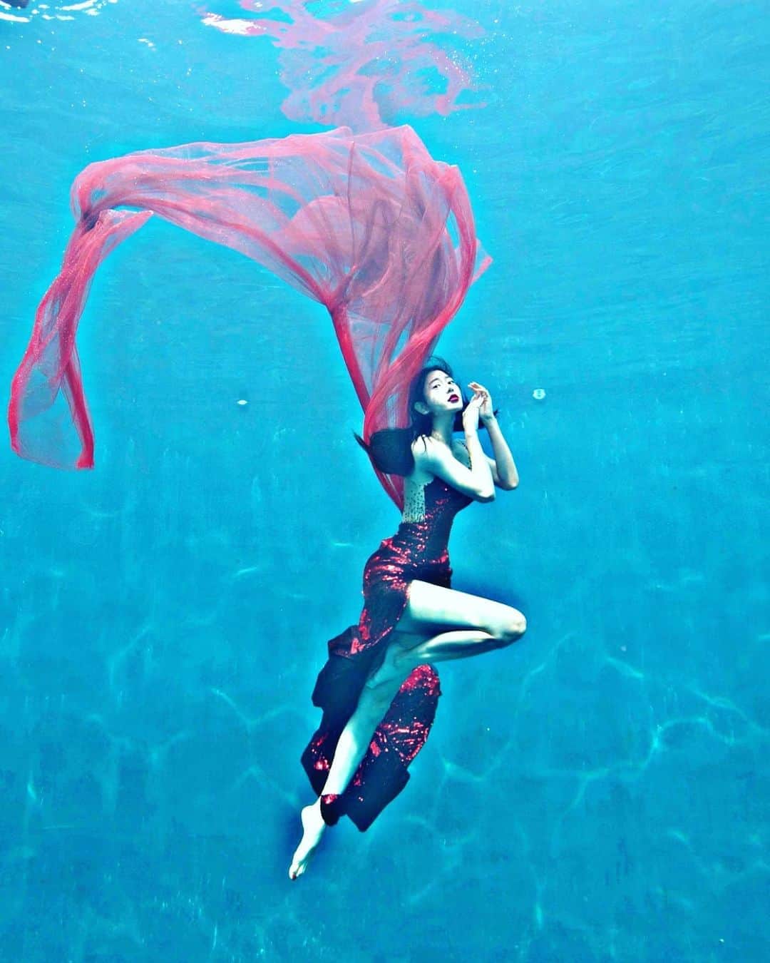 クララさんのインスタグラム写真 - (クララInstagram)「#underthesea  Wearing @kimmisook_wedding_michelle_  Photography @doris_underwater_photographer」10月15日 13時50分 - actressclara