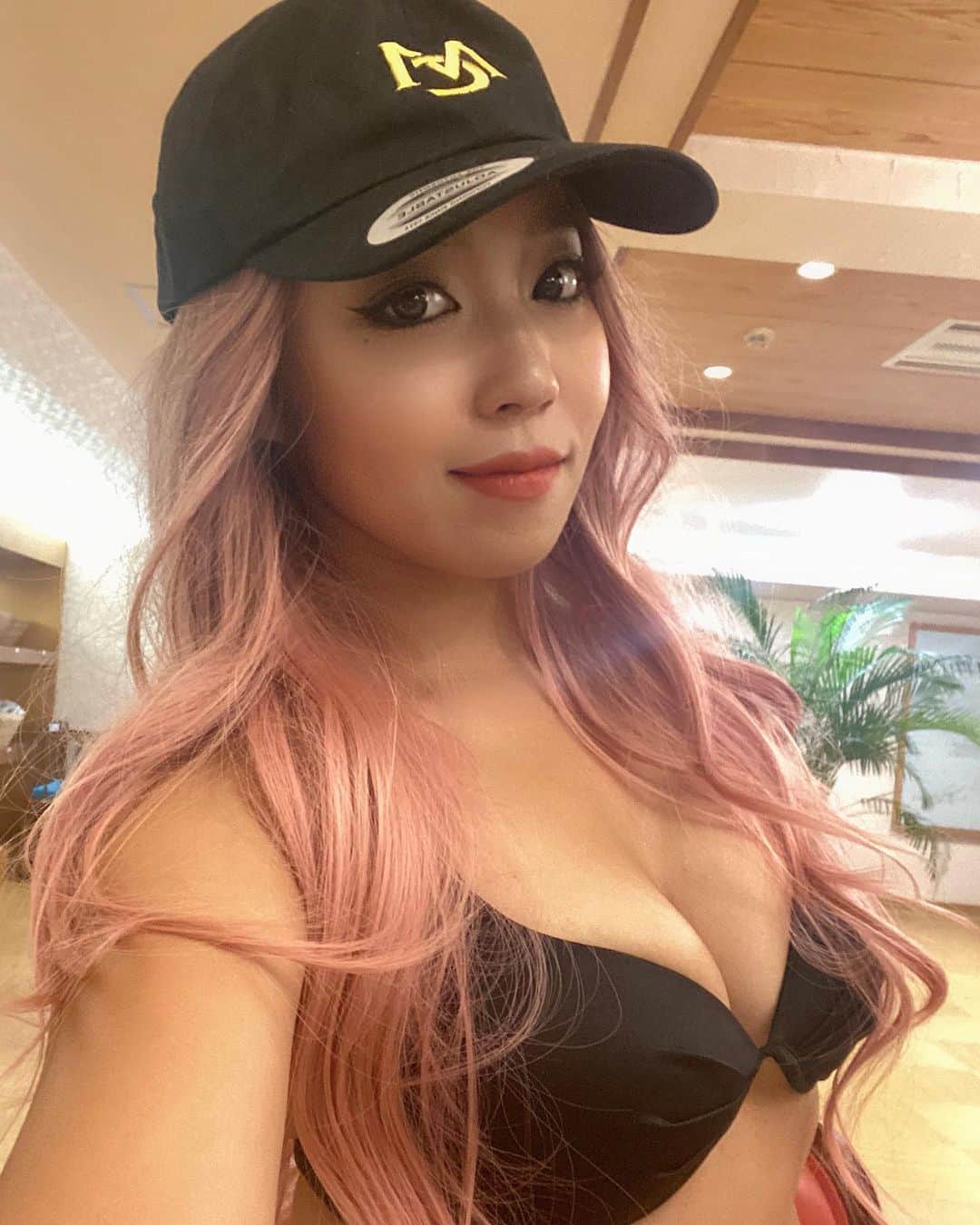 のインスタグラム：「今年はなんの衣装かお楽しみに🦄💜 .  . #mariahcarey #mc  . .  #ナイトプール #night #nightphotography  #nightpool #party #sirena #summer  #pinkmakeup #pink #photo #mekeup #meke #mc #mariahcarey #🇯🇵 #🇺🇸  #水着  #swimsuit  #pool #北海道 #hokkaido #sapporo  #キャンギャル」