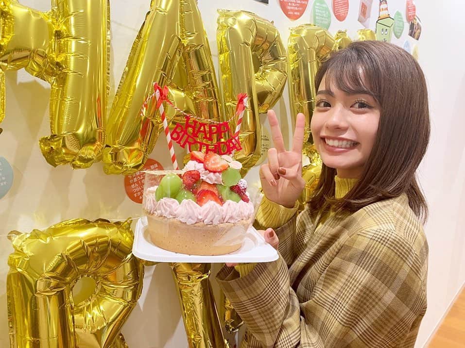 足立佳奈のインスタグラム：「21歳の誕生日。  0時すぎてからの 沢山のお祝いメッセージ。 毎年、そのメッセージ達が私をとびきりの笑顔にしてくれるんです！  今年は、笑顔だけでなく、滝のような涙まで流させてもらって。 21歳になっても、嬉し涙を流させてもらえるなんて、本当に幸せだなと、、。  みんな本当にありがとう。  みんなからもらった幸せで、 ちゃんとパワーアップしてみせます！楽しみにまってね！！🌟  どんな時も1番の味方でいてくれる家族のみんな、いつも隣で私も泣かせたり笑わせたりしてくれる友達、ずっと見守ってくれてるスタッフの皆さん、そして、 みんながいて今の私がいるって毎日思わせてくれるファンのみんな。  こんな風にこれからも、 すてきな笑顔のシワを増やして、 年を重ねていきたいです！  いつまでも一緒にいてください！ 大好きです。そして、 ありがとう。」
