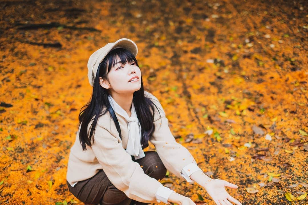 のインスタグラム：「金木犀って新しい季節への期待感を膨らませてくれるような勢いがある香りでありつつも何処か夏の余韻も感じさせてくれるお花だけど、同時にあっという間に散って香りごと夢だったかのように儚く消えてしまう...「秋」を象徴する存在だなって思います。  私の中の四季や各々の季節の移り変わりのイメージは 春 桜 夏 線香花火 秋 金木犀 冬 雪 どれも力強いエネルギーと儚さの二面性を持つもの。  . . . . . . . . . . . . . . . . photo by高橋みのり #金木犀 #coregraphy #good_portraits_world #photo_jpn  #東京カメラ部  #uniqlo  #uniqlou  #スクリーンに恋して #ファインダー越し私の世界  #秋散歩  #秋の花  #followｍe #photography  #portraitmodel  #jp_portrait  #花と戯れる」