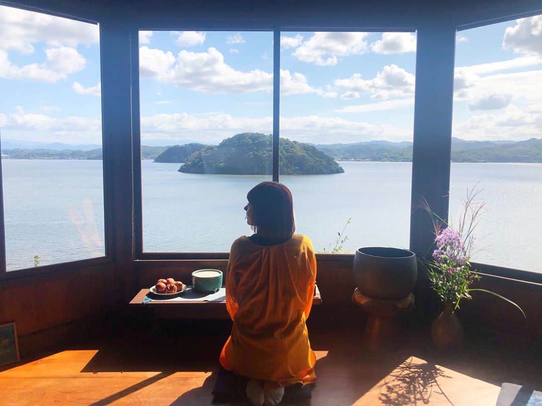 近藤夏子さんのインスタグラム写真 - (近藤夏子Instagram)「心が清められる💓 なんて素敵な空間なんでしょう✨ こんな景色が一望できる隠れ家🥺 予約すれば誰でも自由に使えるんだってぇ❤️ ほんっっっっとうに素敵な空間✨ #鳥取 #生たまごbang #どこなのかは放送をお楽しみに」10月15日 13時56分 - kondonatsuko
