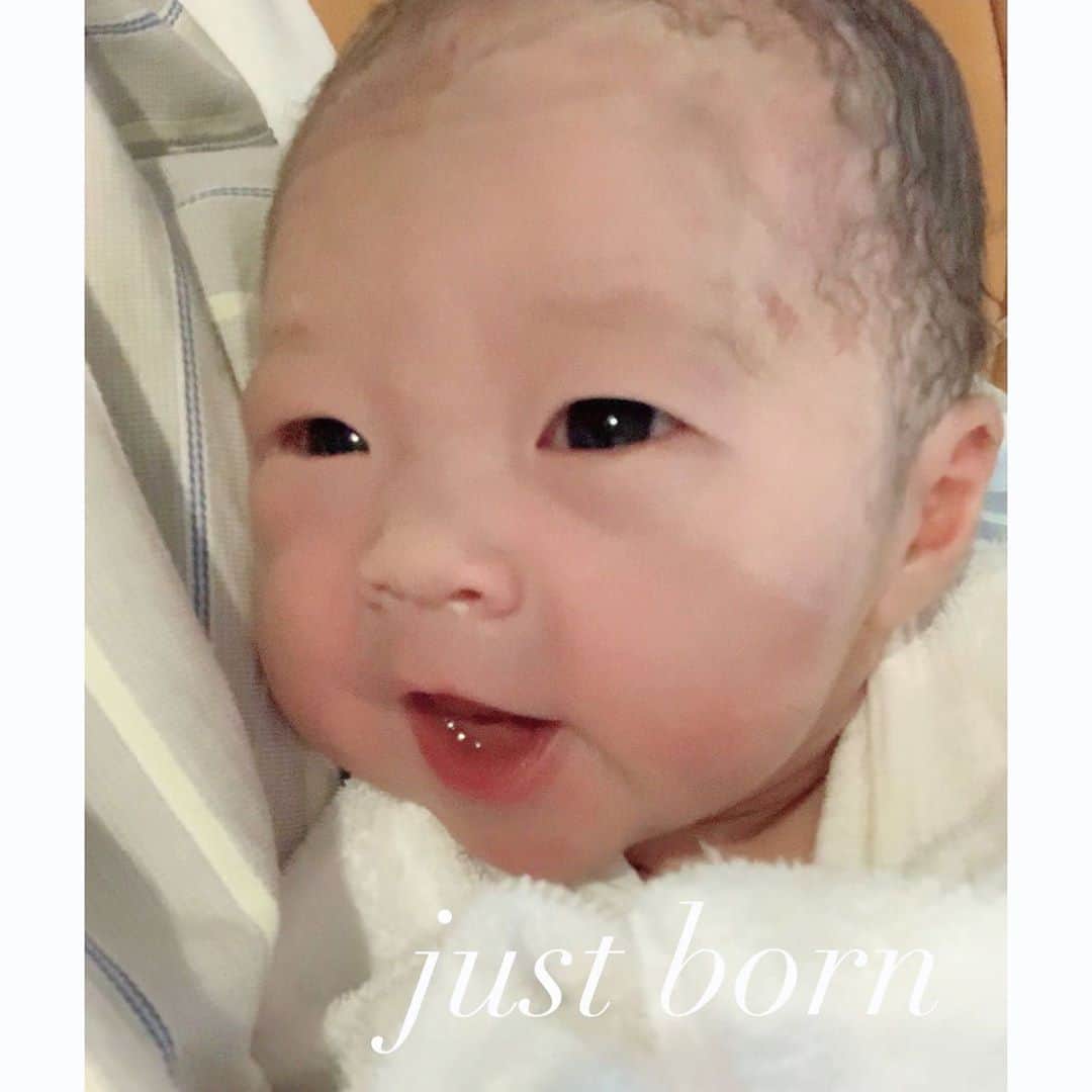 mariomi324のインスタグラム：「10月14日、予定日ぴったりに3084gの元気な次女が誕生しました👶🏻💕 ＊ 陣痛開始から2時間弱で出てきてくれた✨ 母子ともに元気です！ ＊ こんなご時世で不安な妊婦生活だったけど、家族に支えてもらってのんびり過ごすことができました。 感謝の気持ちでいっぱいです。 ＊ 仲良し姉妹になってくれるといいな💓 4人になった我が家もよろしくお願いします👨‍👩‍👧‍👧 ＊ ＊ ＊ ＊ #ニューボーン #justborn #新生児 #赤ちゃんのいる生活 #赤ちゃんのいる暮らし #babygirl」