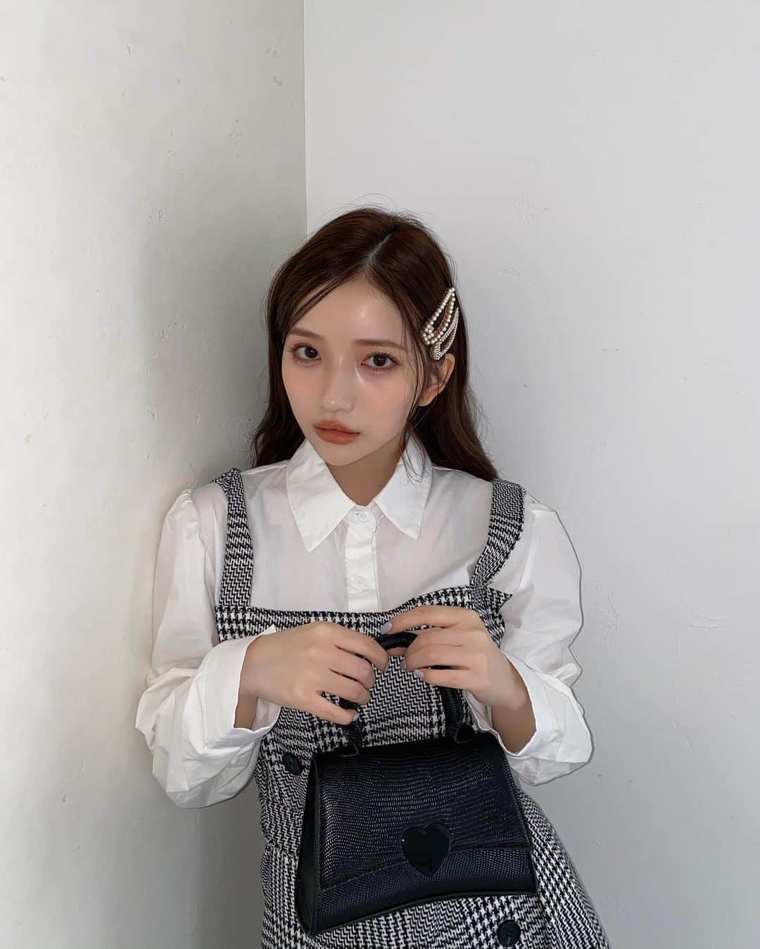南りほのインスタグラム：「👜🖤」