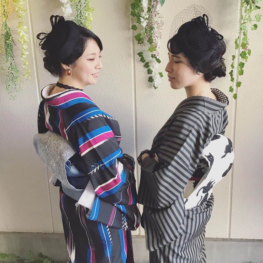 金沢着物レンタルshop心結〜kokoyui〜のインスタグラム：「女性はおそろ風大正ロマン♡  黒ベースだけど好きな色を指し色にしたコーディネート😎  秋の街にかっこいいモノトーンコーデですね☺️」