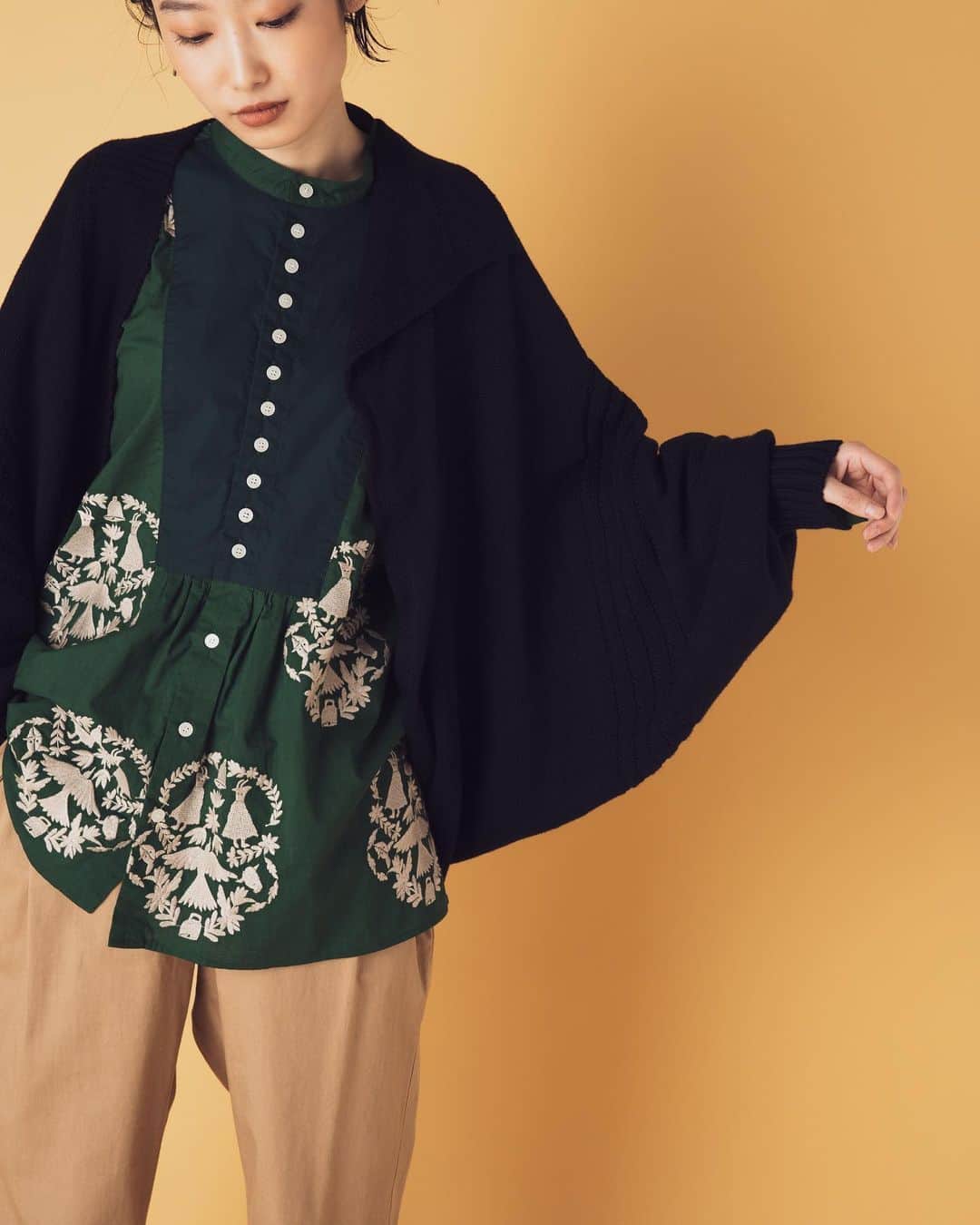 ネ・ネットのインスタグラム：「■WANTAN KNIT﻿ ﻿ ネ・ネットの人気シリーズ、「wantan」にニットが登場しました。2枚の長方形を左右異なるデザインでつなぎ合わせたイメージのゆったりとしたボレロタイプのカーディガン。自由な発想で編地を組み合わせることで、左右アシンメトリーなデザインが、独特のゆがみを生み、着たときのヌケ感を演出しています。 ﻿ ﻿ #ネネット #nenet #新作 #new #autumn #winter #2020 #collection #fashion #tokyo #wantan #knit #ワンタン #ニット﻿」