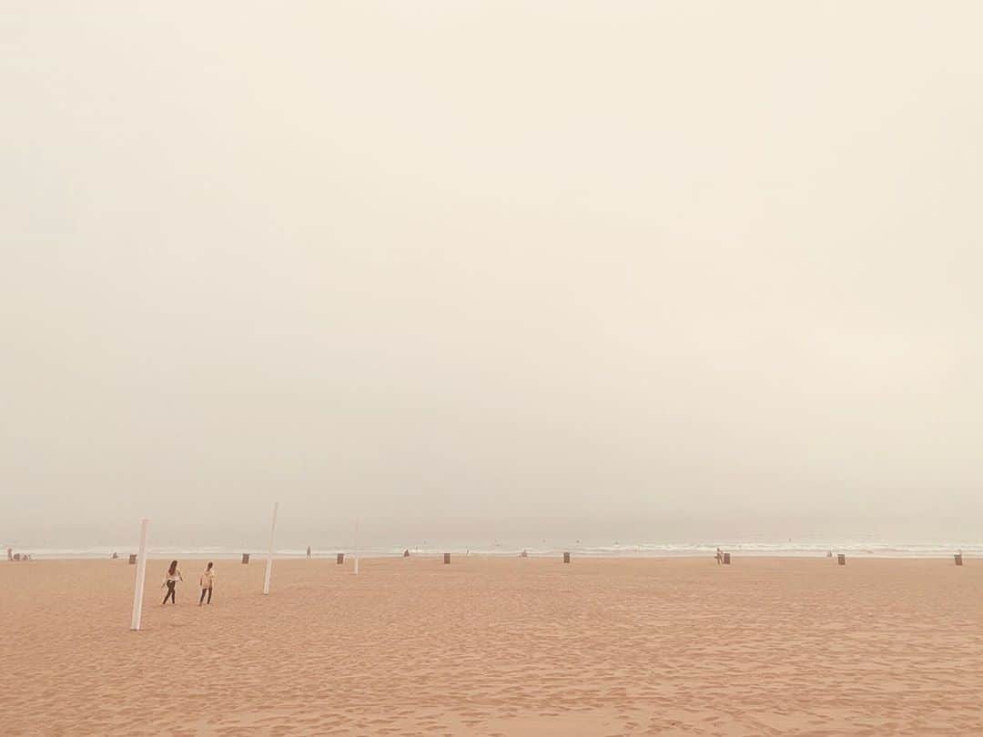 MiChiのインスタグラム：「Sisterhood 🖤 #la#beach#calilife#foggybeach#ocean#fog」