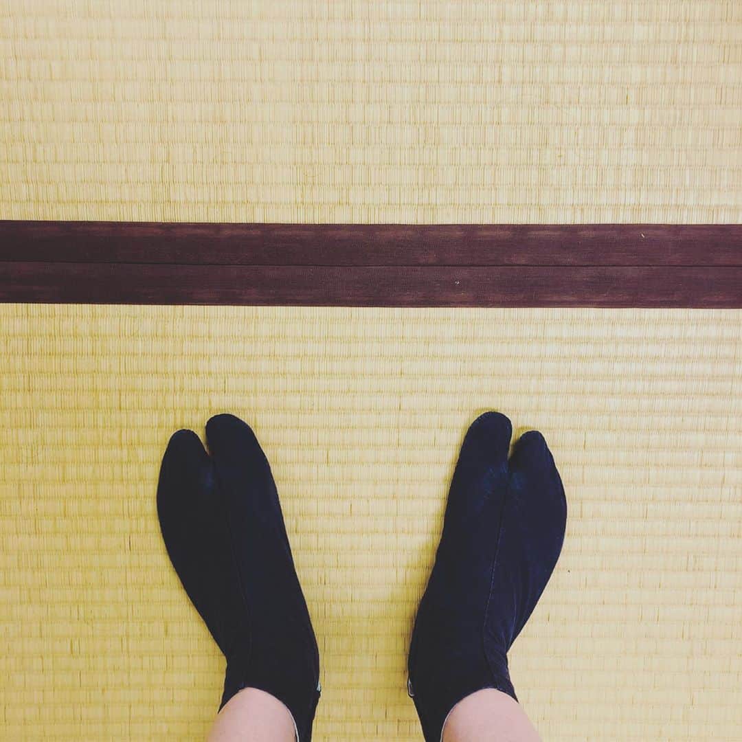 中村靖日のインスタグラム：「.  楽屋にて。私物の足袋です。  七、八年ほど前。 京都太秦で時代劇の撮影を終え 衣裳を脱いでいる時に、  ベテランの衣裳部様から 「きみの足はこの大きさや。あげる」と ぽーんと投げられて授かった品です。  たいせつに使っております。  #足袋 #tabi #Japanesesockswithsplittoe #movie #studio #shooting #location #staff #actor #actress #tokyo #japan #photo #diary #withafterpost」