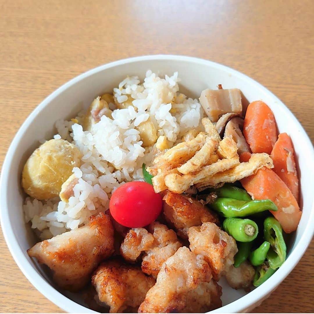 にんべん　おだしでキレイ習慣さんのインスタグラム写真 - (にんべん　おだしでキレイ習慣Instagram)「先日のオンライン料理教室にご参加くださった @kyoko.kashiwagi.90 さんの投稿をご紹介します🐟💓﻿ 野永料理長の #これうま唐揚げ を作ってくださいました😍❤️﻿ ﻿ .﻿ .﻿ .﻿ ﻿ ﻿ ひゃー、おいしい！﻿ 絶品唐揚げ、できました✨﻿ にんべんだしアンバサダーのオンライン講座で教えてもらった味付け。﻿ ﻿ 白だし﻿ 梅干し﻿ かつお節﻿ 片栗粉﻿ ．﻿ 絶品でーす❤️﻿ お弁当も唐揚げ。﻿ 味がしっかりしてるので、時間がたってもおいしいー！﻿ ．﻿ ．﻿ ．﻿ ．﻿ ．﻿ ﻿ #にんべんだしアンバサダー﻿ #日本橋ゆかり﻿ #おだしでおうち時間﻿ #にんべん講座﻿ #だしのある生活」10月15日 14時29分 - ninben.dashiambassador
