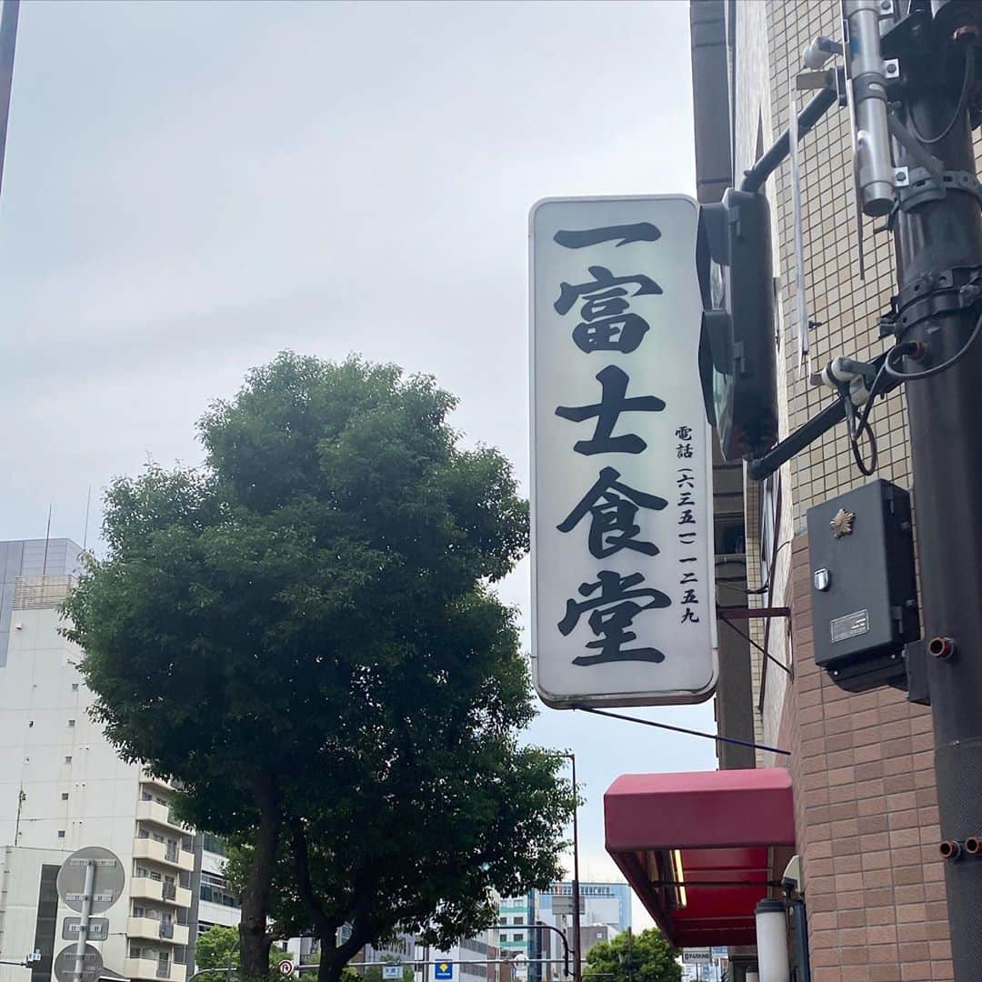Mika Jimboさんのインスタグラム写真 - (Mika JimboInstagram)「【だし巻き玉子の神、そして肉吸いとの初対面の巻 @大阪】﻿ ﻿ 西のガチ勢a.k.a @nigiri_nigiri が新大阪ついてpicしにきてくれてそのまま連れてってくれた大阪天満宮にある#一富士食堂 ‼️#ｲｰﾃﾞｽﾈｰ﻿ ﻿ すっごいローカル感漂う店員さんと店主？の気合の入っただし巻き玉子巻く時の掛け声が聞ける名店🙋🏽‍♀️﻿ ﻿ 肉吸いなるもの初対面でしたが、しっかりハマって超絶美味しい☺️❤️だし味ってこういうことね！ってなった。﻿ ﻿ このうどんver.食べたい🍜﻿ ﻿ あと、何より美味しかったのがだし巻き玉子。過去１おいしかった🥺なにこれ？って感じ🥺美味しすぎてなにこれ？🥺超好き❤️﻿ ﻿ ﻿ オムライスはケチャップ味なのになんか不思議なおいしさ醸し出してたたまらん。﻿ ﻿ 絶対にまた行きたいし、﻿ 肉吸いもっとたくさん食べたい‼️‼️‼️肉吸いたい‼️‼️笑﻿ ﻿ あー、最高の大阪開幕戦☺️﻿ ﻿ にぎちゃんごちです🥺 #大阪#大阪旅行#大阪観光#大阪グルメ#関西#大阪ごはん#大阪食べ歩き#大阪食べログ#食べログ#食べ歩き#関西グルメ#天満宮#天満宮グルメ#肉吸い#だし巻き玉子#オムライス」10月15日 14時30分 - mikajimbox