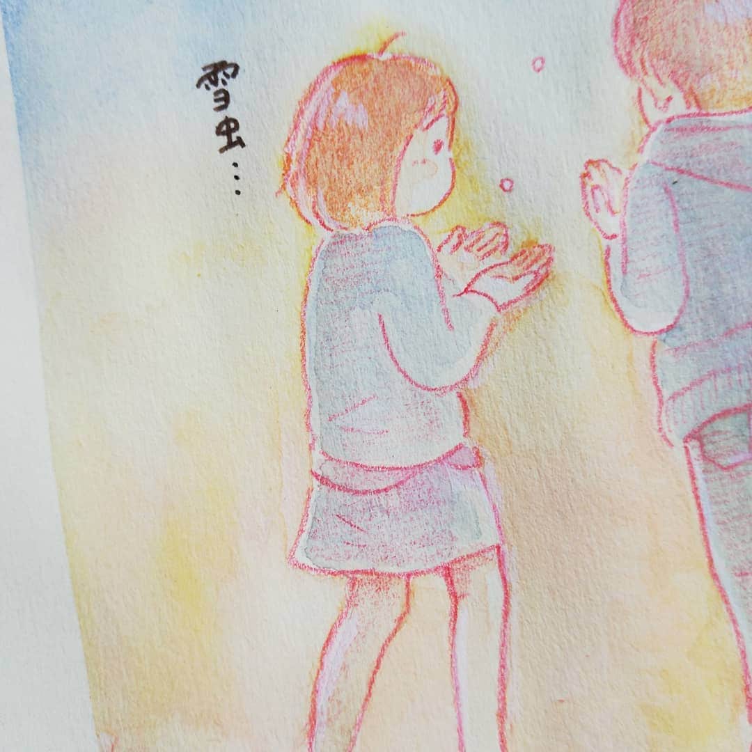 のインスタグラム：「毎年恒例の雪虫報告です😌 . 昨日、遊びに行った娘を迎えに行ったら雪虫がいて . わたし「わ、雪虫だー！今年初だね」 👧&👦「え？けっこう前から雪虫いたよ！」 . もうママと一緒が最初の発見じゃなくなっちゃったのね(ちょっとさみしい)」