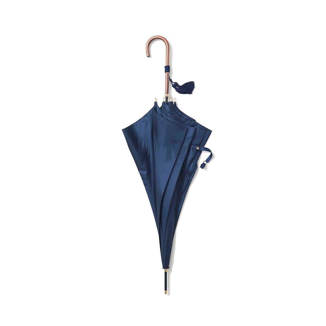 K.KSHOP_officialさんのインスタグラム写真 - (K.KSHOP_officialInstagram)「・ K.Kshop ♦️Recommended♦️ ・ ♦︎WAKAO/長傘(Navy） ・ 昭和13年(1938年)創業の洋傘工房WAKAO。こちらの商品は、定番の細巻スタイル。とても軽く丈夫な雨傘です。 １点１点手作りで、職人の高い技術による独特の丸みのある美しいシルエットが魅力的です。 持ち手は１本１本風合が異なるラタン(籐)調の木製合板でタッセル付きとなっております。 カバーも付いておりますので、カジュアルにも、エレガントにも合わせやすいメイドインジャパンの傘です。 ・ #kkcloset #kkshop #菊池京子 #kyokokikuchi #コーディネート #coordinate #code #ootd #outfit #style #秋 #umbrella #navy #傘 #madeinjapan #雨傘」10月15日 14時41分 - k.kshop_official