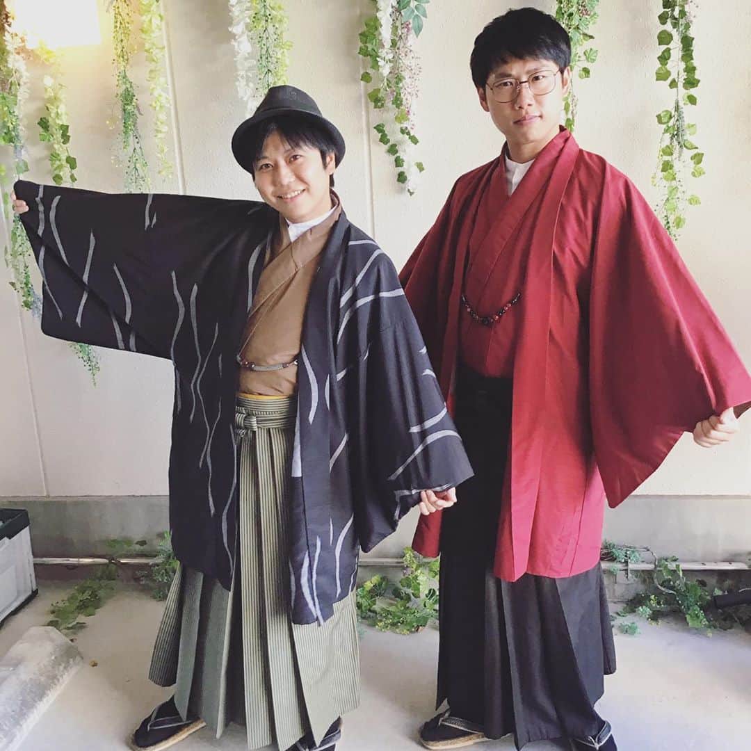 金沢着物レンタルshop心結〜kokoyui〜のインスタグラム：「男性は袴を着てくださいました〜😆  大正ロマン感がグッと増すので女性2人に負けず存在感ありました❣️  2枚はあまりに似合うのでモノクロで😁」