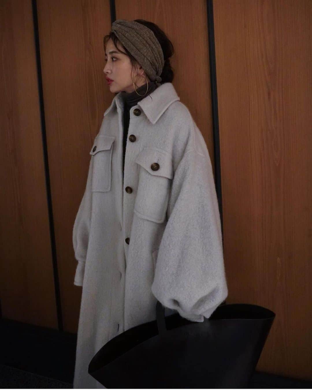 JUNNAのインスタグラム：「#ウォームロングシャツコート  沢山の再販リクエストをいただき 本日19時より再販が決まりました。  生地の在庫上、下記のみの再販となります。  BEIGE(S.M)  LIGHT GREY(S.M)  沢山のリクエストをいただきありがとうございました😊  #etretokyo #2020ETRE_AW  【新作発売スケジュール】 📍ルミネ新宿店　毎週木曜日 📌ETRÉ TOKYO  毎週木曜日19:00 📌ZOZOTOWN  毎週金曜12:00 📌ELLESHOP  毎週土曜19:30  #ヘアスタイル #ヘアアレンジ #カジュアル #ミディアムヘア #ミディアム#アディクション #秋メイク#オレンジ#ブラウン#ベージュ#カジュアル #大人カジュアル#秋#アウター #🐻#bottegaveneta #loewe #ロエベ #秋服 #ニット#156cm#etretokyo#loewe#エトレコート」