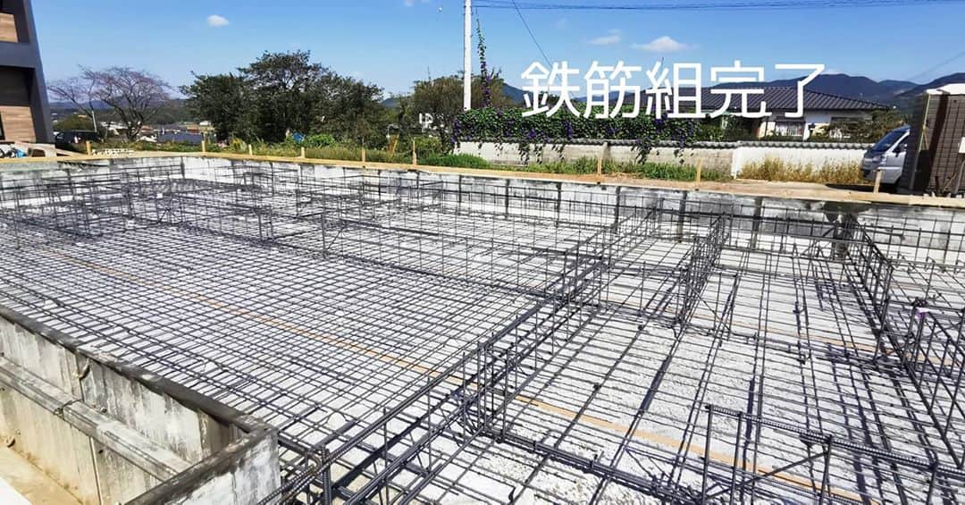 有限会社 稲葉製材住宅のインスタグラム：「山鹿の家は基礎鉄筋が組み上がりました❗ 久々にこんな近い鉄筋ピッチに💦 他社メーカーでは標準でこれくらいのピッチで全部組むところもあるようですが… 鉄筋を多く組めば丈夫そうで立派な印象ですが、そのかわり金額ももちろん上がります😅 木造住宅は鉄骨などの建物に比べると軽いので、不必要に鉄筋を入れなくても大丈夫です👍 今回は構造計算の結果、このような鉄筋になりました🙌 このあとはコンクリートを流し込んでいきます🏄‍♂️  #基礎 #耐震等級3 #風のBookCorridor #本棚のある家 #建築家とつくる家 #大地の家 #地鎮祭 #家づくり #マイホーム #暮らしやすい家 #使いやすい家 #丁寧な家づくり #庭のある暮らし #家具と暮らす #居心地のいい家 #暮らし #日々 #楽しい暮らし #ナチュラル #高性能住宅 #工務店 #新築 #リフォーム #リノベーション #注文住宅 #熊本 #玉名 #山鹿 #稲葉製材住宅 #イナバ  家族の未来、地球の未来を考えた家づくり 施工対応エリア 玉名、山鹿、荒尾、熊本市 県北メイン」